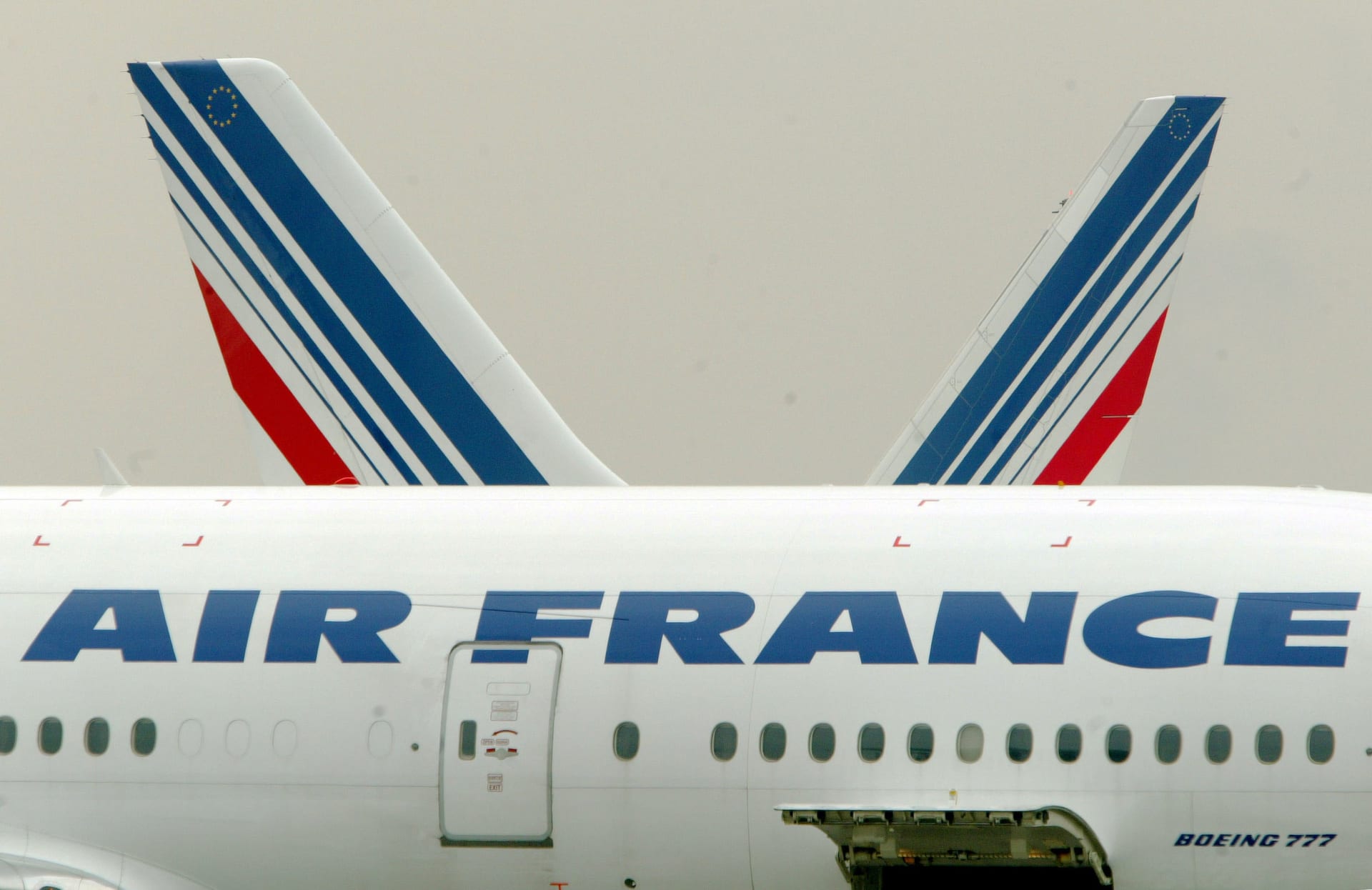 طياران يتبادلان "إشارات غير لائقة" إثر خلاف في رحلة بين باريس وجنيف