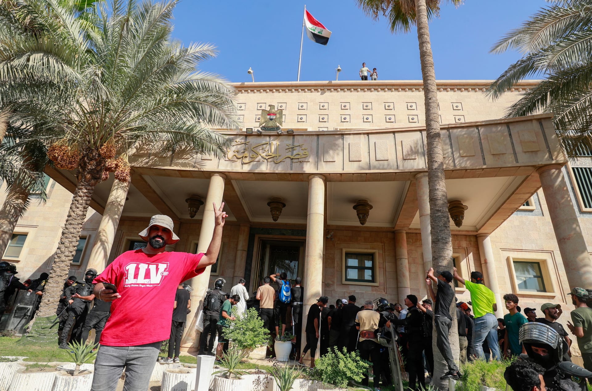 الكاظمي يقرر تعليق جلسات مجلس الوزراء العراقي بعد اقتحام "القصر الجمهوري"