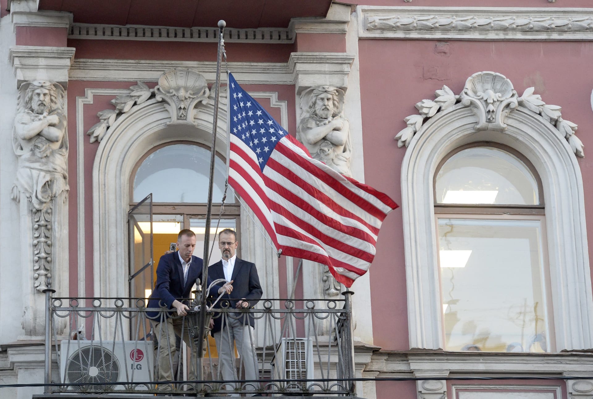 موظفو القنصلية الأمريكية في سانت بطرسبرغ يزيلون العلم من شرفة القنصلية (صورة أرشيفية)