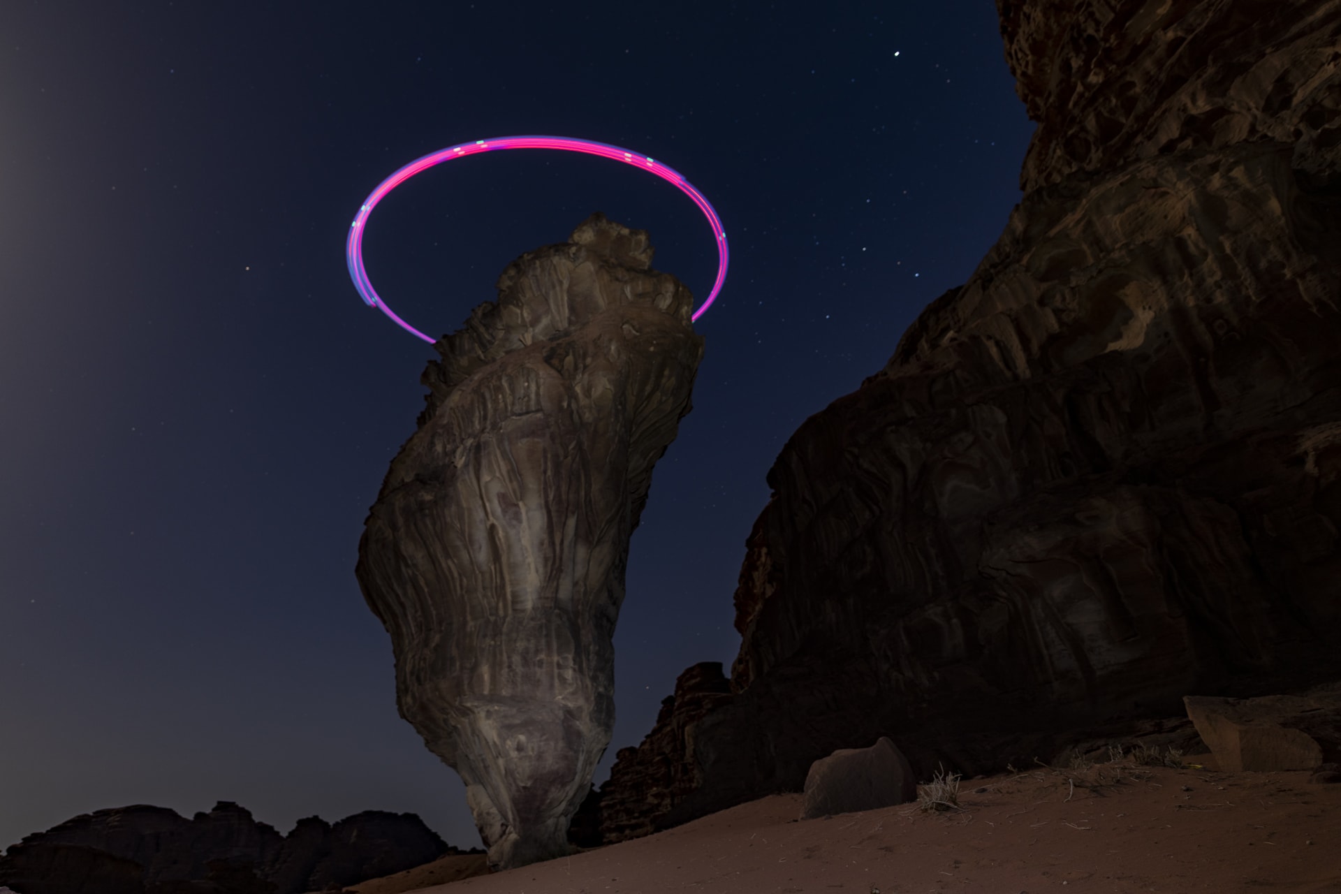 "هالة ضوئية" تلفّ صخرة عجيبة الشكل بالسعودية.. كيف ظهرت؟