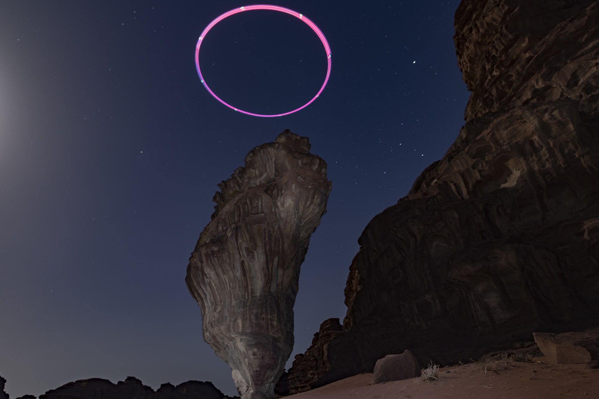 "هالة ضوئية" تتوّج صخرة عجيبة الشكل بصحراء السعودية.. كيف ظهرت؟