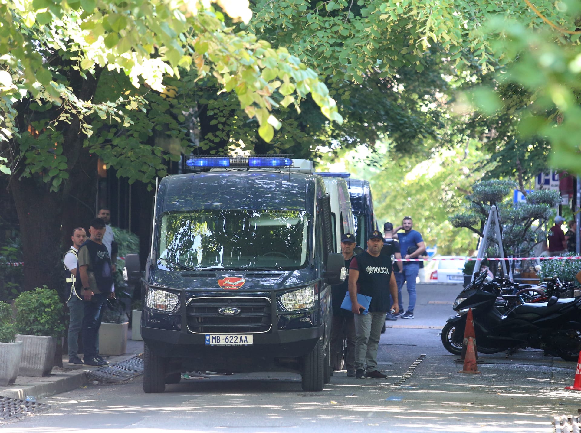 تقوم قوات الشرطة الألبانية بتأمين المنطقة المحيطة بسفارة جمهورية إيران الإسلامية ، بعد أن دخل أفراد من وحدة الشرطة الخاصة المبنى في تيرانا في سبتمبر