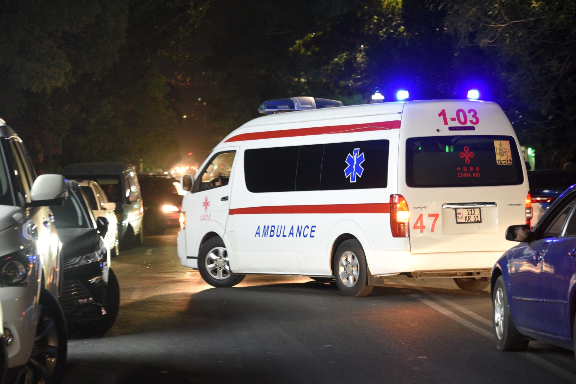 سيارة إسعاف قرب مستشفى عسكري بأذربيجان نقل إليه المصابون بالاشتباكات