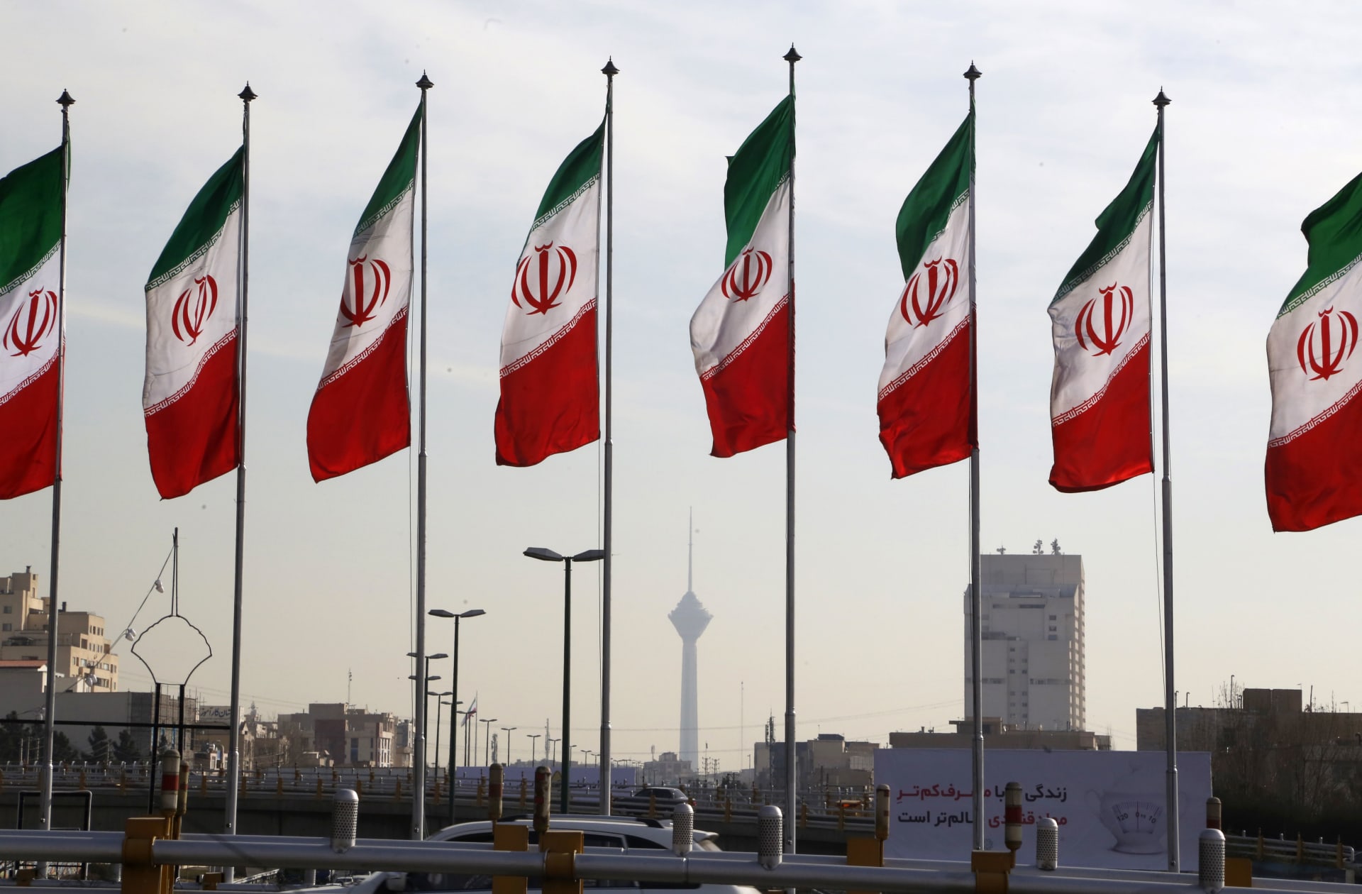 صورة أرشيفية لأعلام إيرانية في طهران 