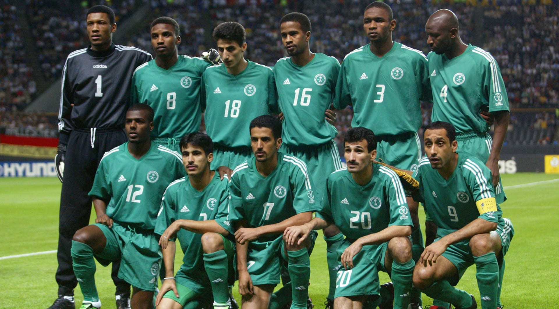 حارس المرمى الدعيع مع اعضاء المنتخب السعودي بكأس العالم 2002