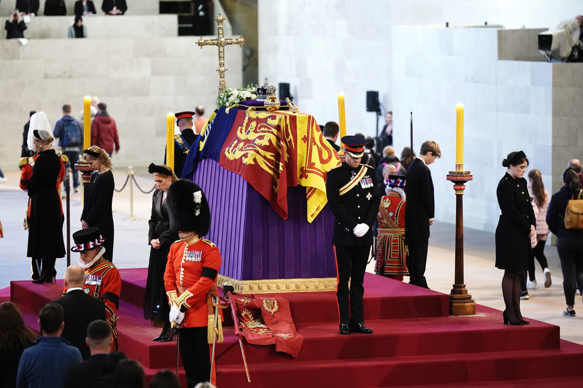 بطلب من الملك تشارلز.. الأمير هاري يرتدي الزي العسكري خلال تكريم الملكة إليزابيث 