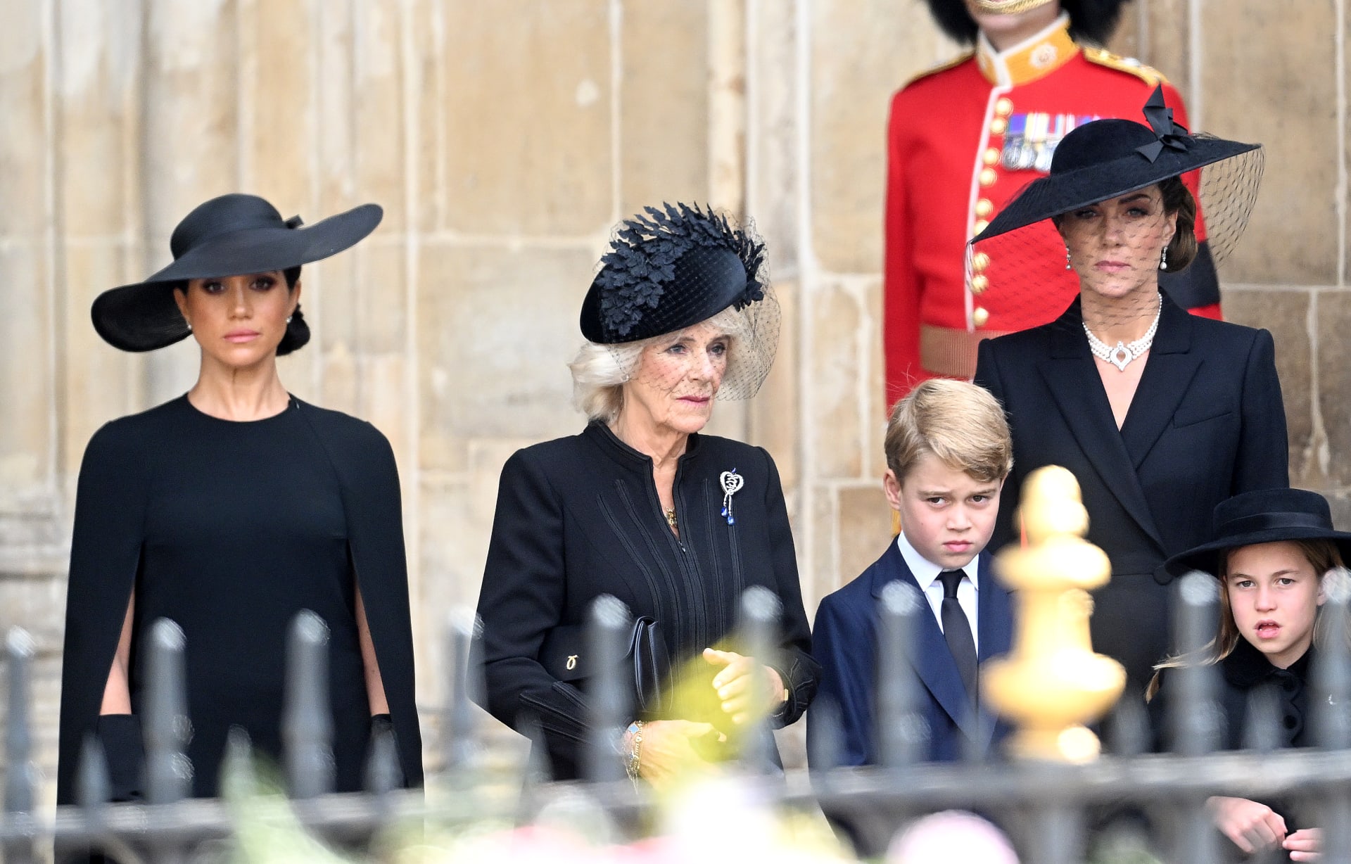 من القبعات السوداء إلى المجوهرات.. ماذا ارتدى ضيوف جنازة الملكة إليزابيث؟