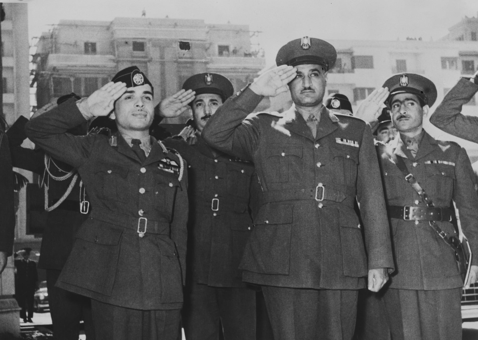 جمال عبدالناصر خلال استقبال الملك حسين في مصر عام 1955 