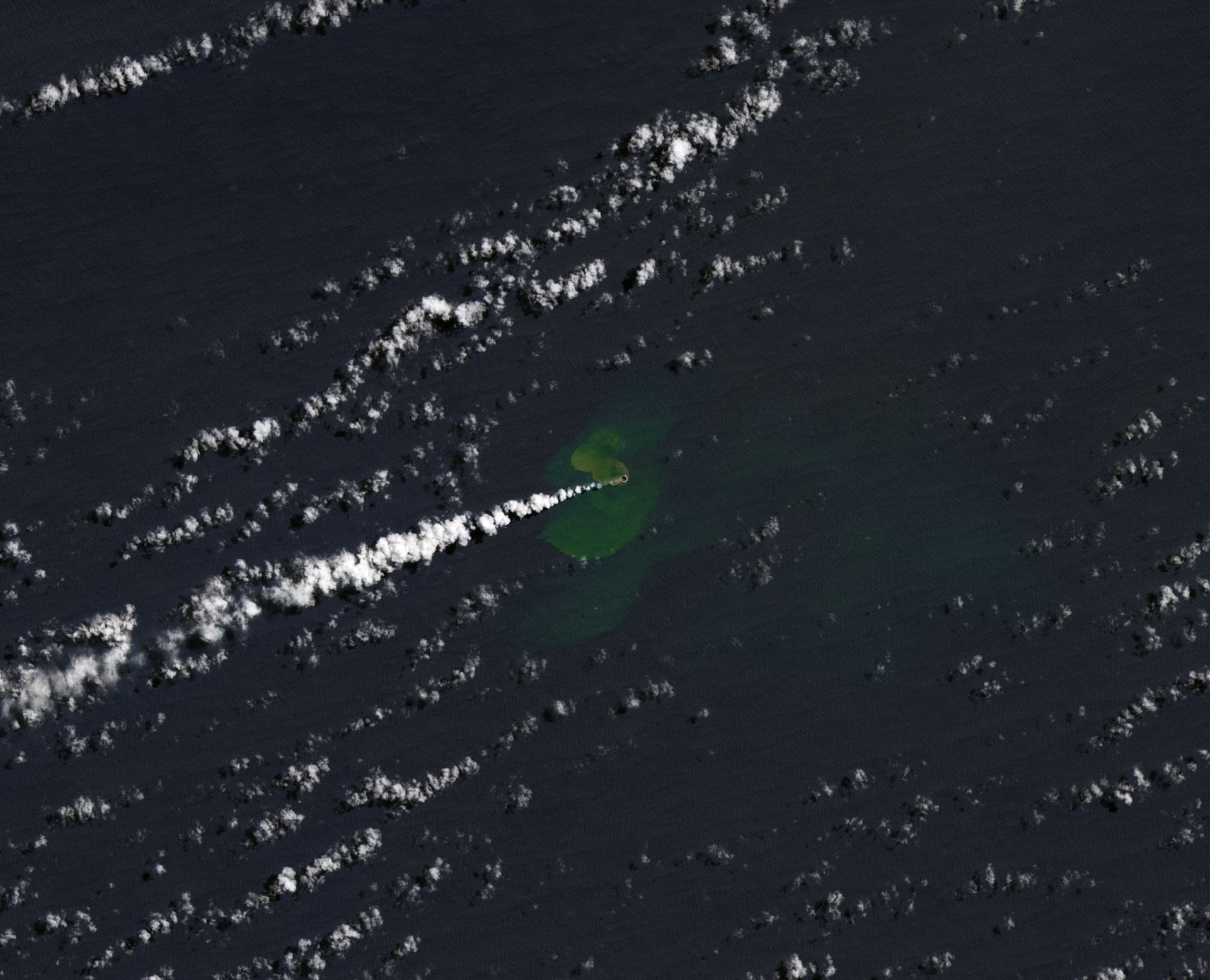 جزيرة جديدة تظهر في المحيط الهادئ بعد ثوران بركان تحت الماء
