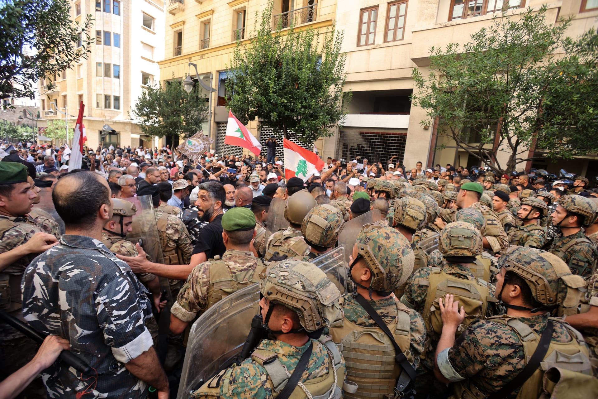لبنان.. عسكريون متقاعدون يقتحمون محيط مجلس النواب رفضًا لـ"مهزلة الموازنة"