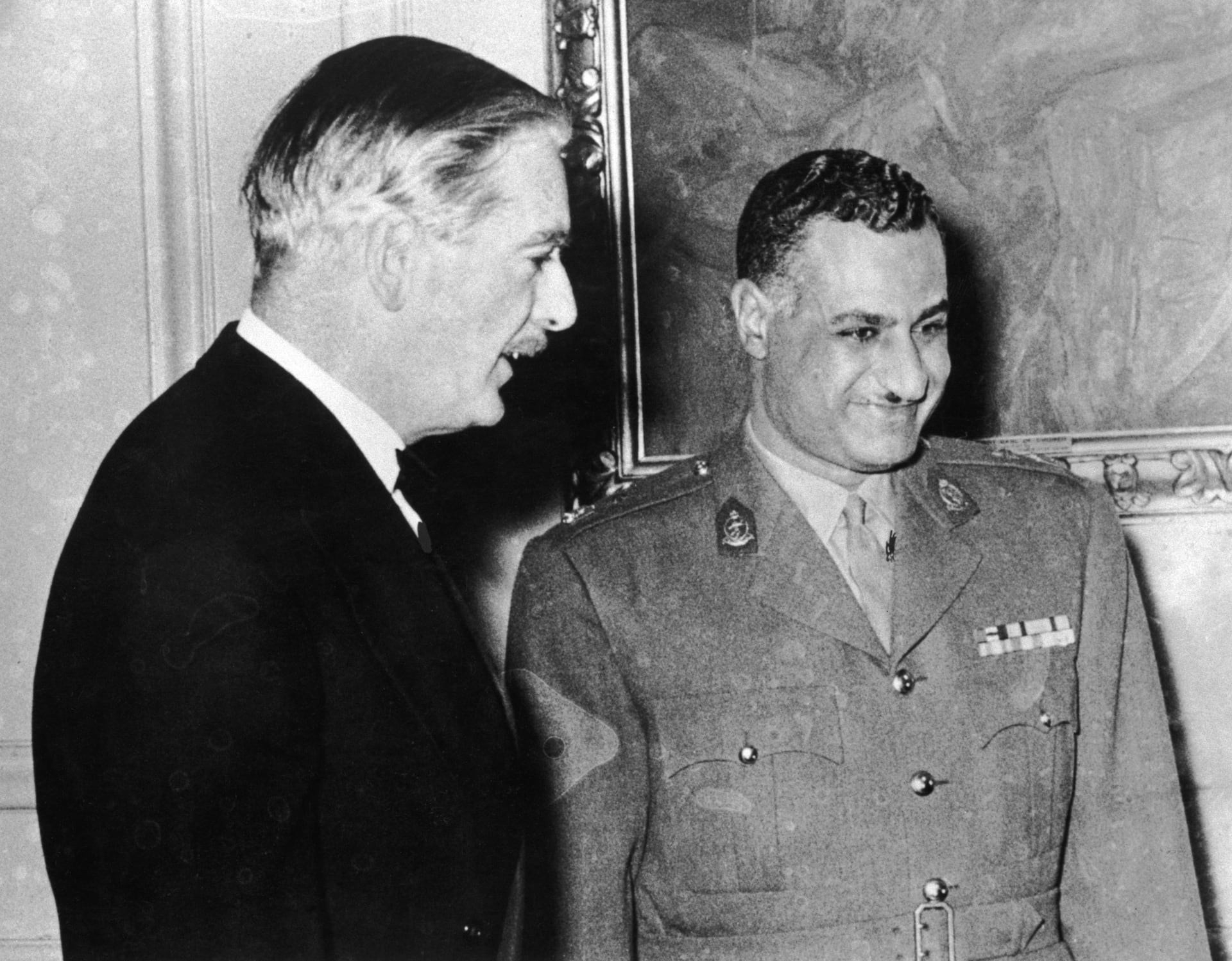 صورة تجمع جمال عبد الناصر مع رئيس الوزراء البريطاني أنطوني إيدن في القاهرة عام 1955