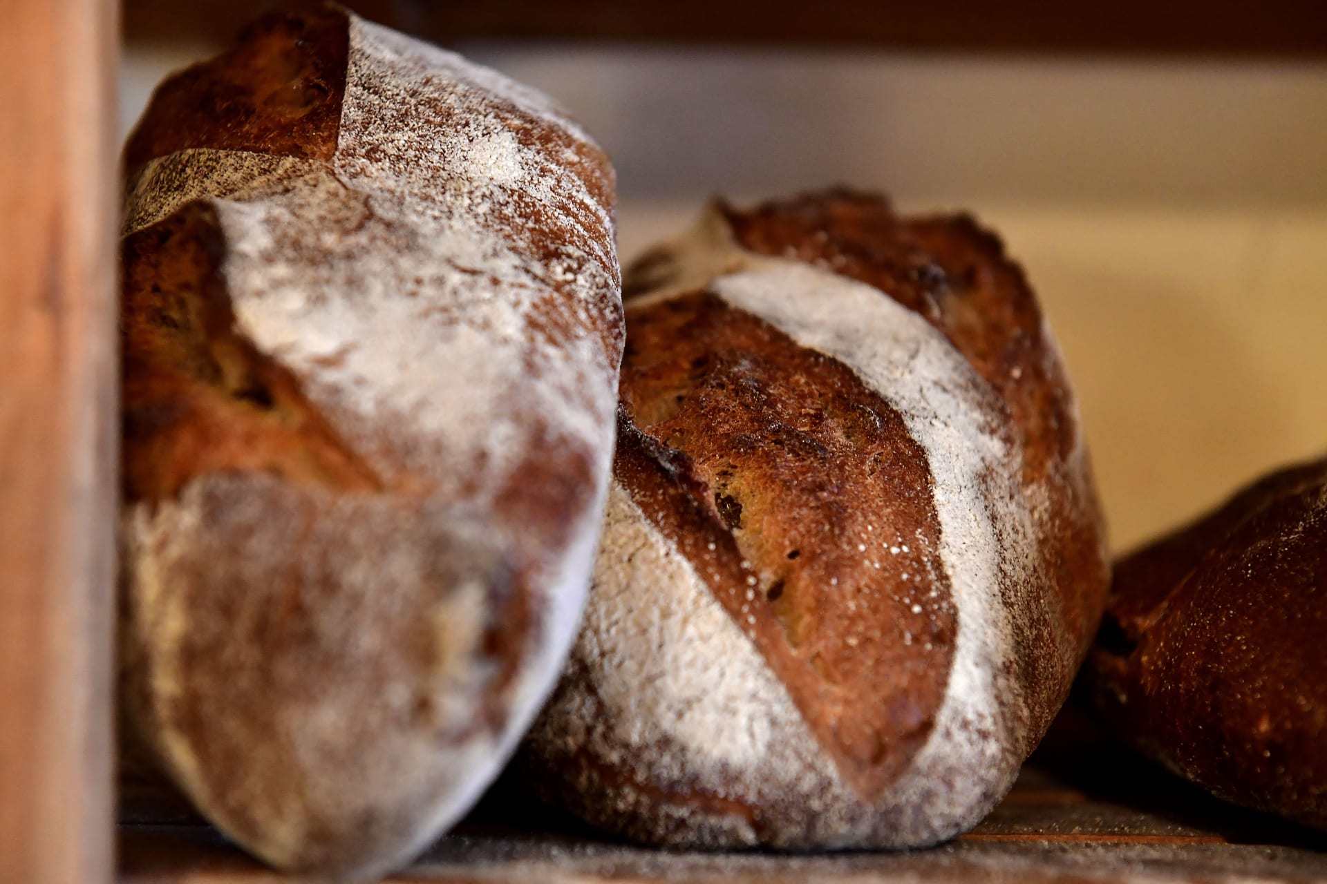 ما هو الخبز الذي يعود بفائدة غذائية أكبر علينا؟ 
