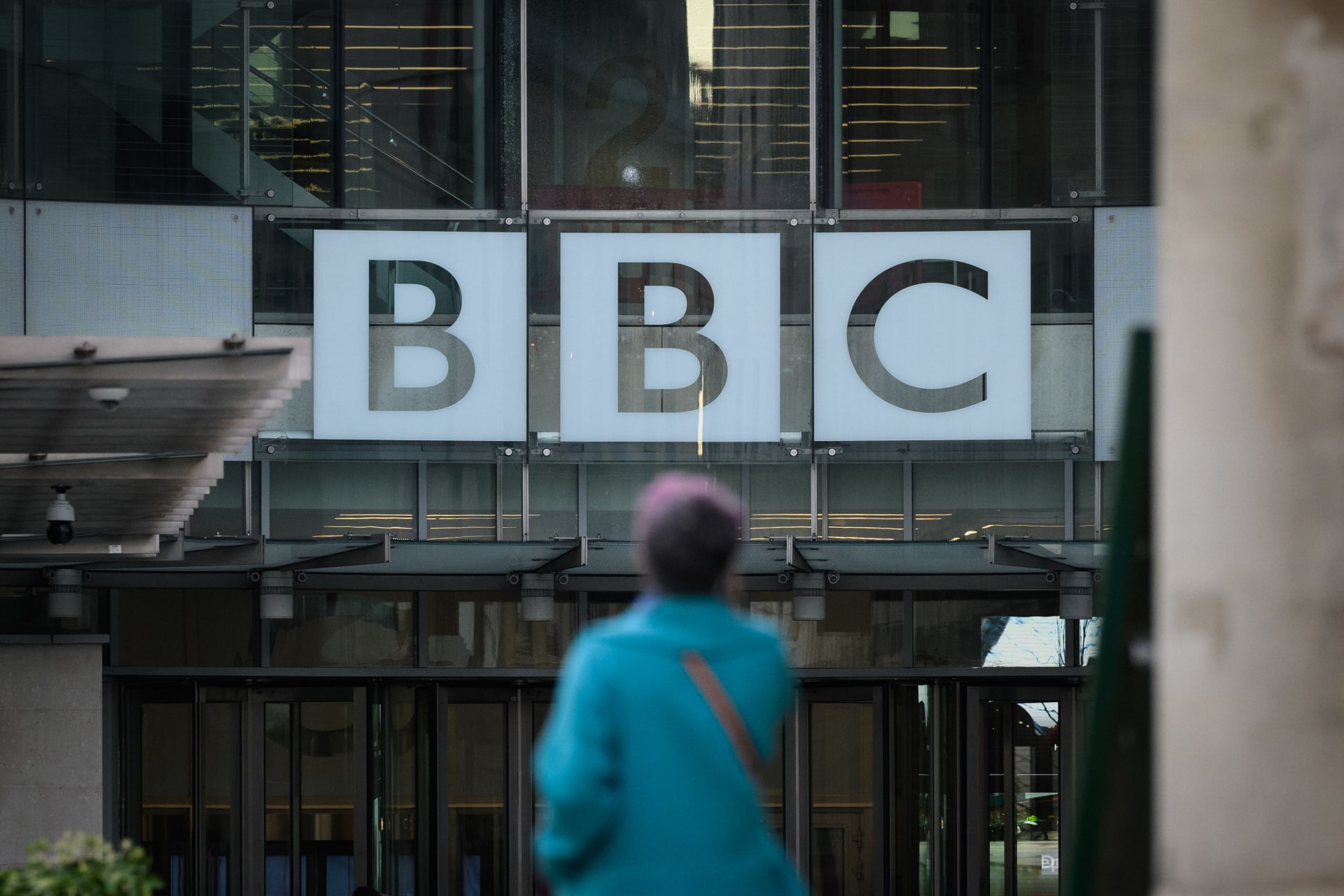 صورة أرشيفية لشعار BBC في مقرها بلندن