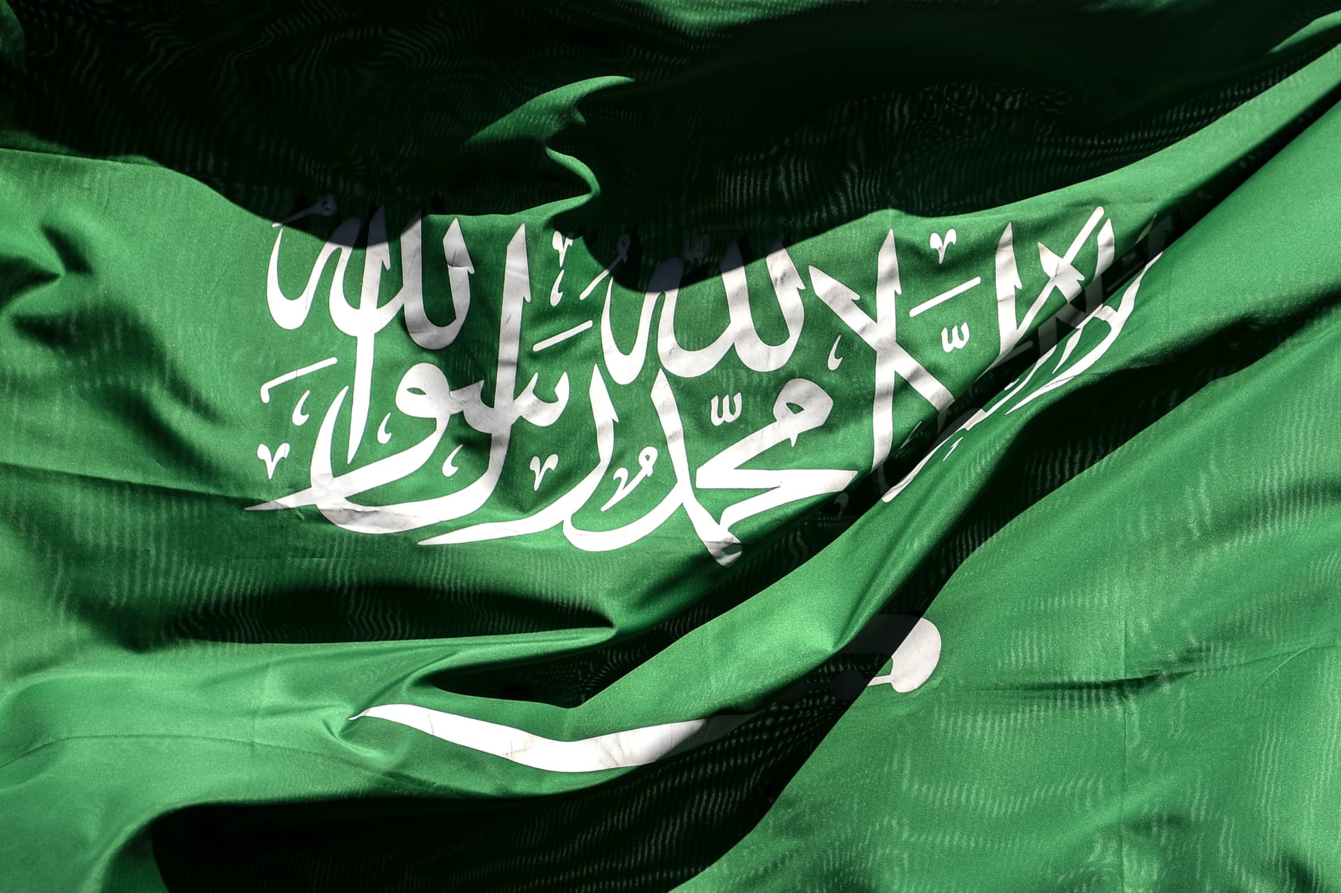 السعودية.. تفاعل على فيديو لأمير يعلم ابنته تلاوة القرآن