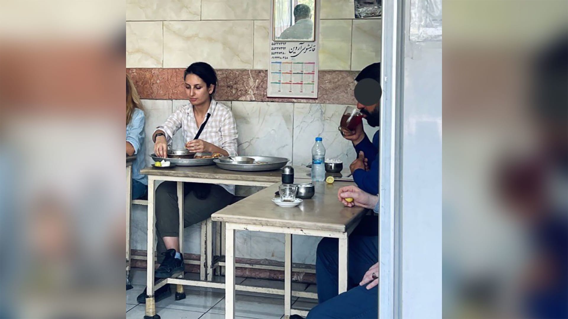 صورة تم تداولها على الإنترنت تظهر دنيا راد خلال تناولها الطعام في مطعم بدون حجاب