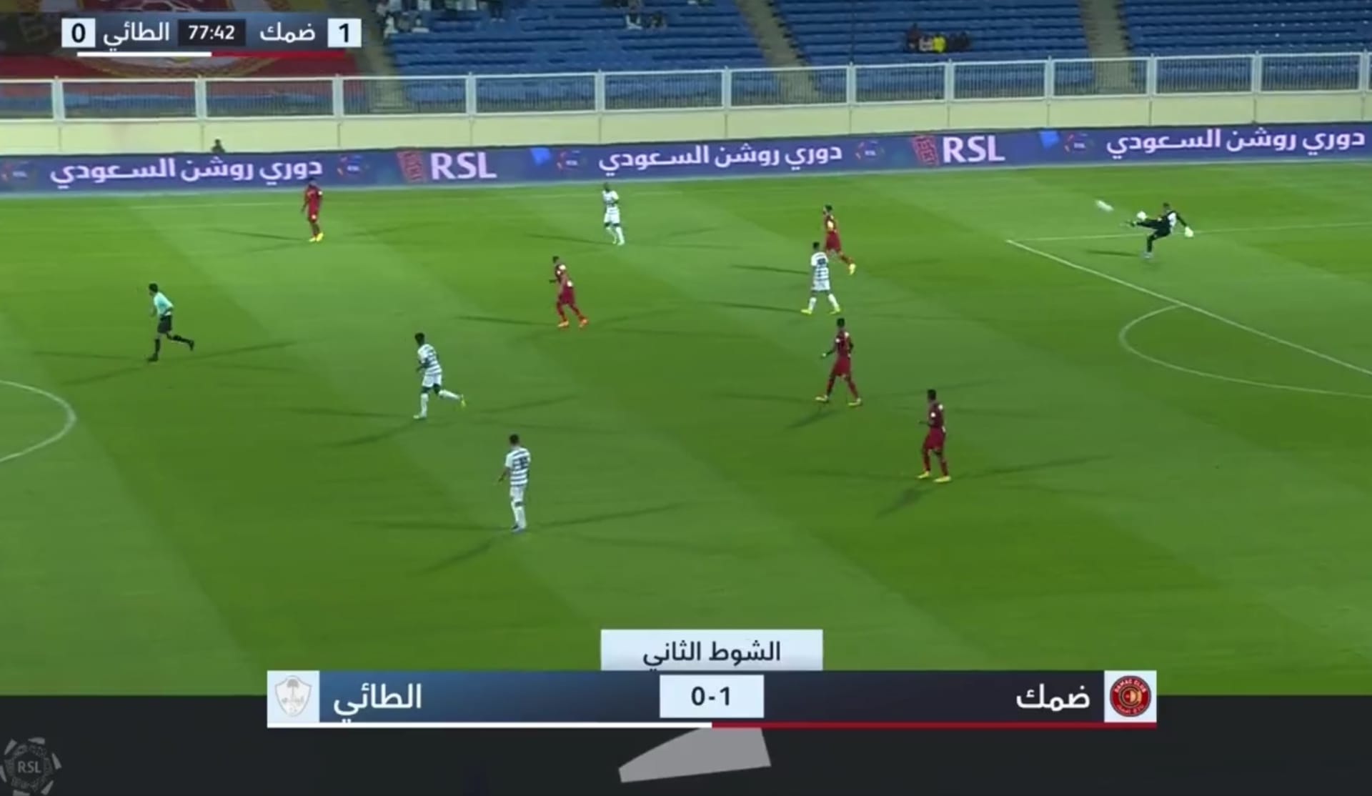 بأقدام حارس مرمى.. هدف "تاريخي" يخطف الأنظار في الدوري السعودي