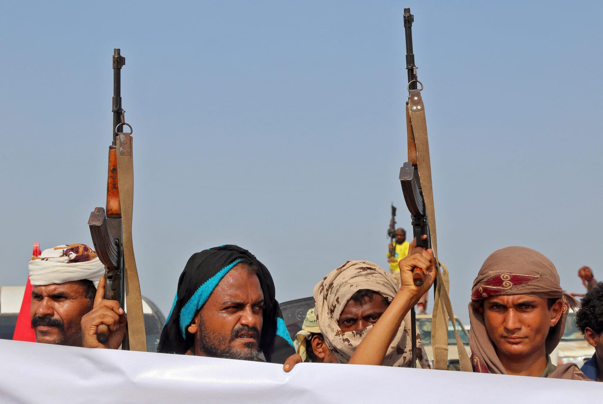 هدنة بلا تمديد.. الحوثيون يهددون باستهداف شركات نفطية في السعودية والإمارات