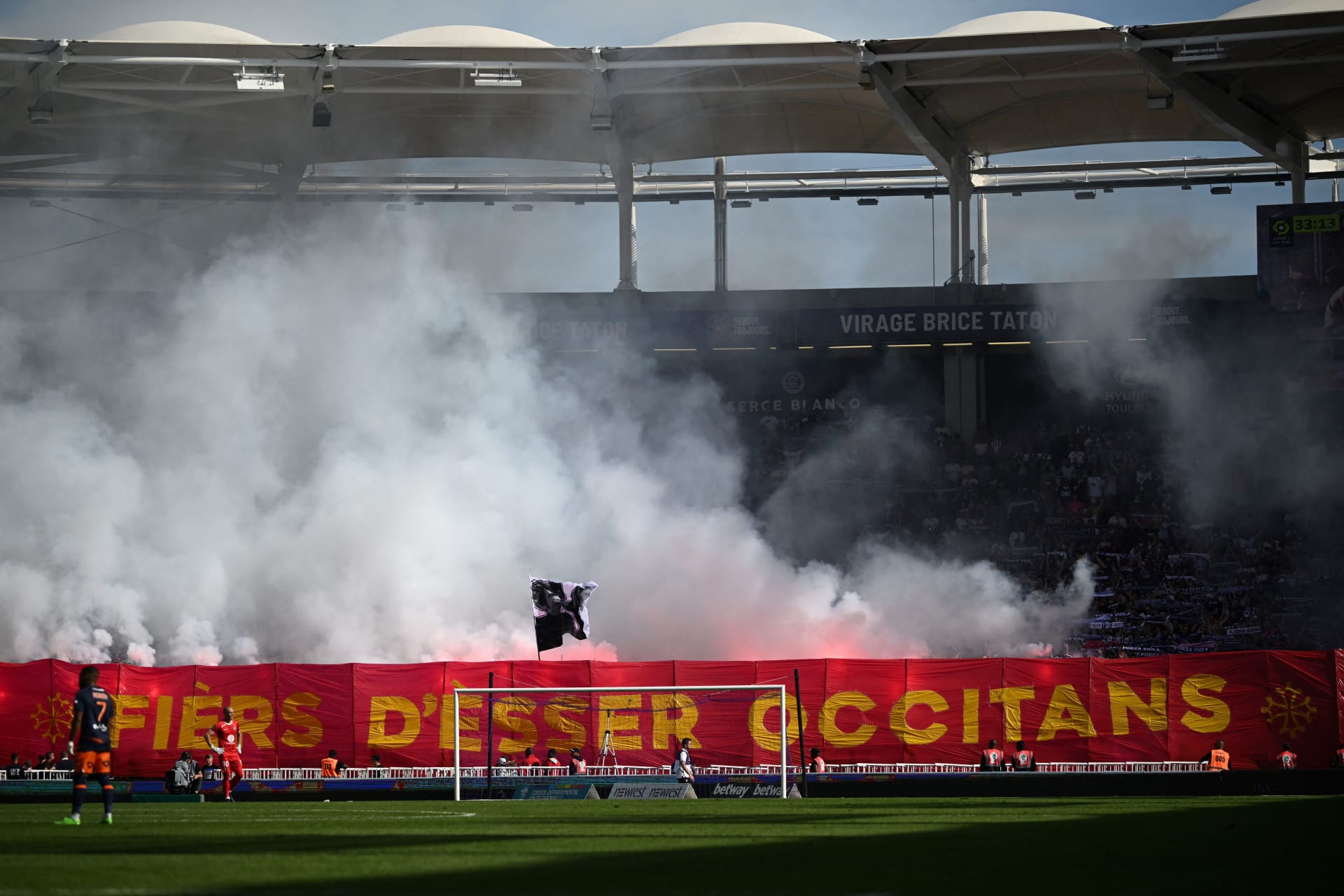 "مشاهد مروعة".. إيقاف مباراة في الدوري الفرنسي بسبب إلقاء غاز مسيل للدموع على أرضية الملعب
