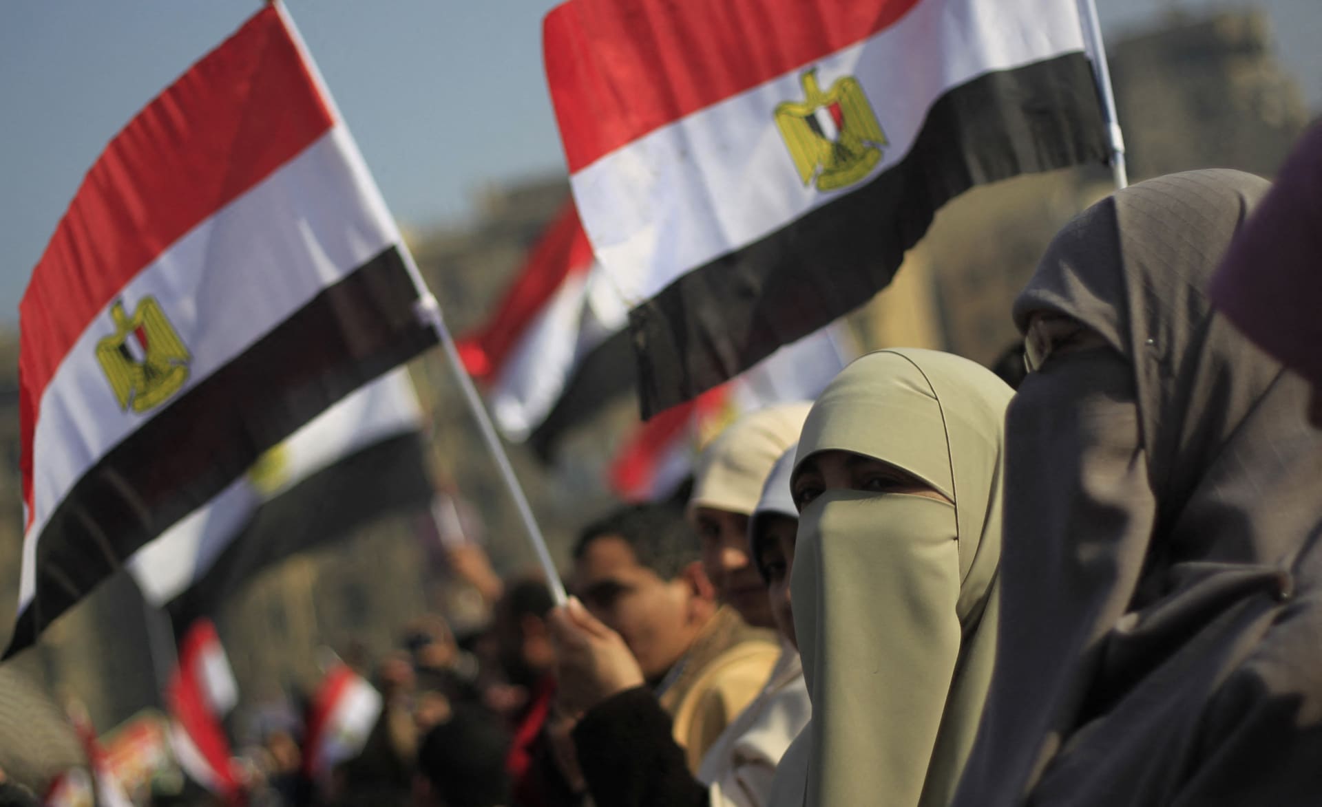 صورة ارشيفية تعبيرية لمنتقبات يرفعن أعلام مصر 
