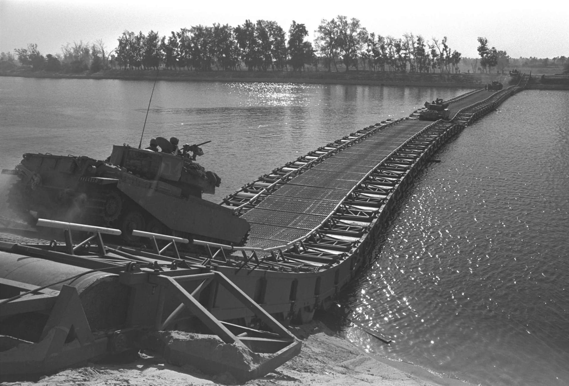 صورة لعبور مدرعات إسرائيلة قناة السويس في حرب 1973