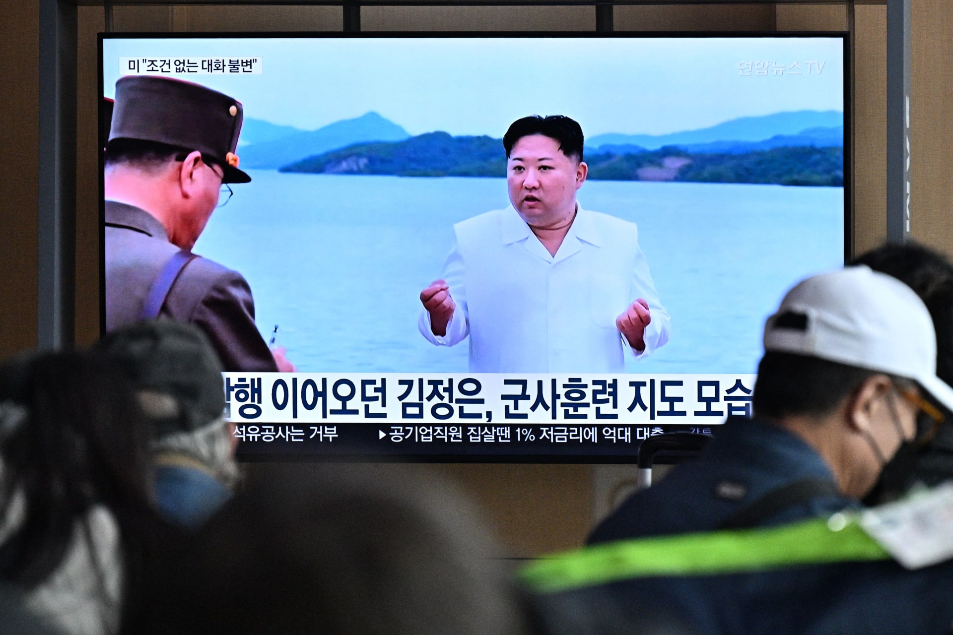تلفزيون يعرض بثا إخباريا مع صورة للزعيم الكوري الشمالي كيم جونغ أون في محطة للسكك الحديدية بسيول