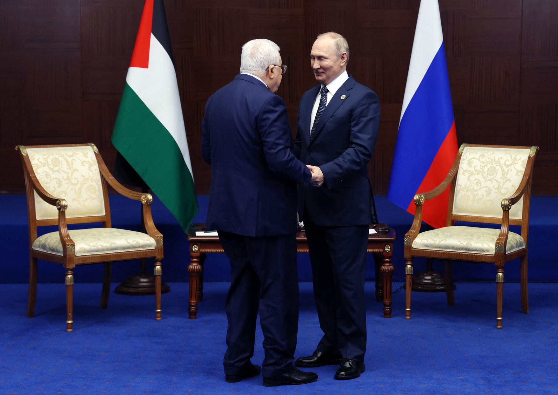 بوتين يستقبل محمود عباس بـ"الأحضان" في لقاء جمعهما في أستانا