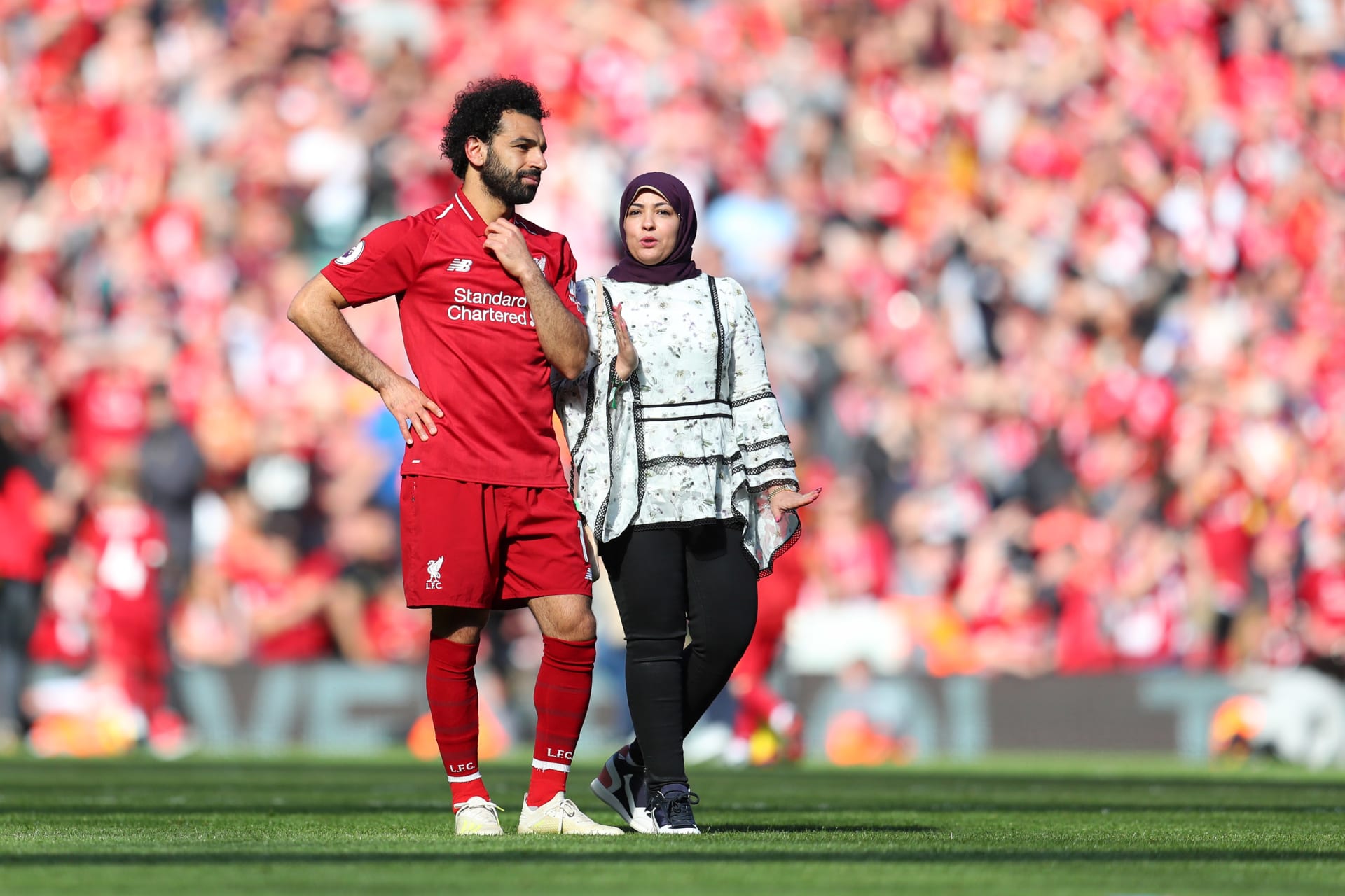 تداول صورة لزوجة محمد صلاح مع شريكات لاعبي ليفربول - CNN Arabic