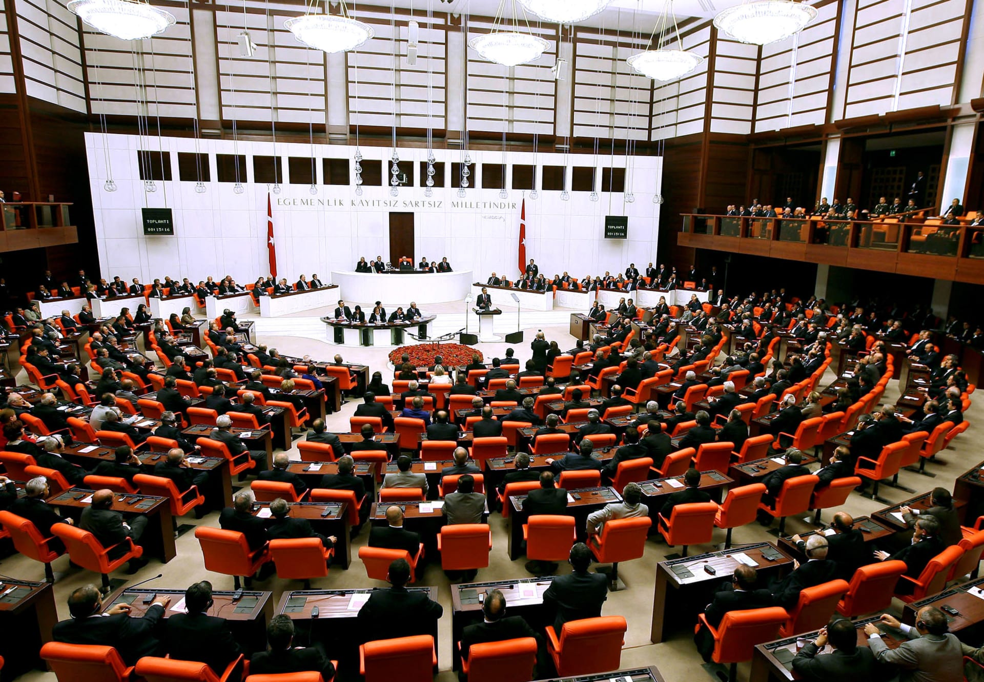 منظمات حقوقية تنتقد مصادقة تركيا على قانون بشأن "المعلومات المضللة"..  ومشرع يكسر هاتفه احتجاجا 