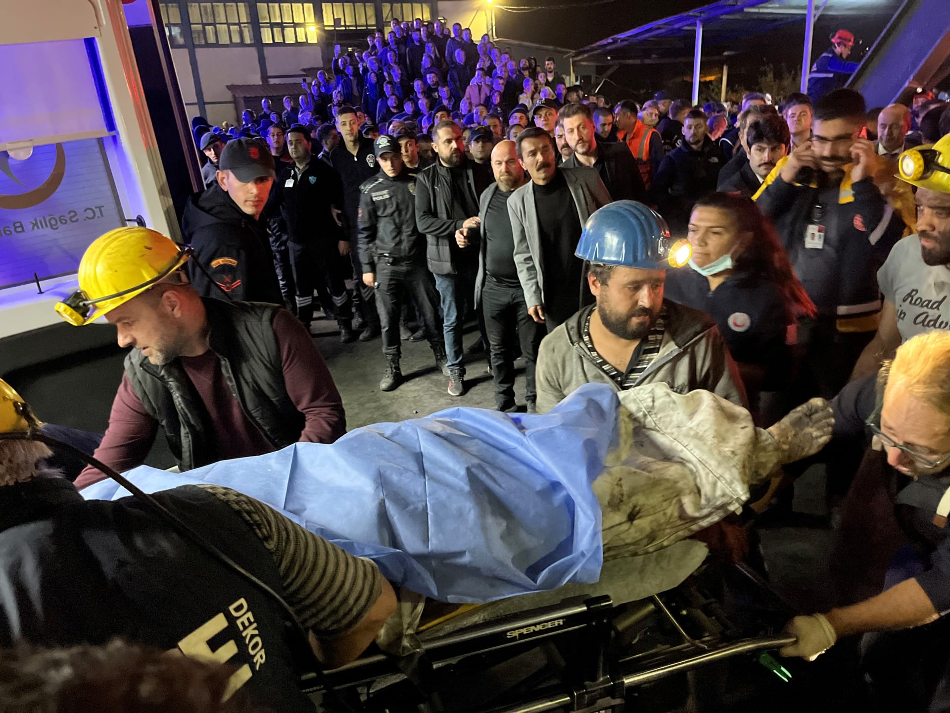 عمال الإنقاذ يحملون أحد ضحايا الحادث  