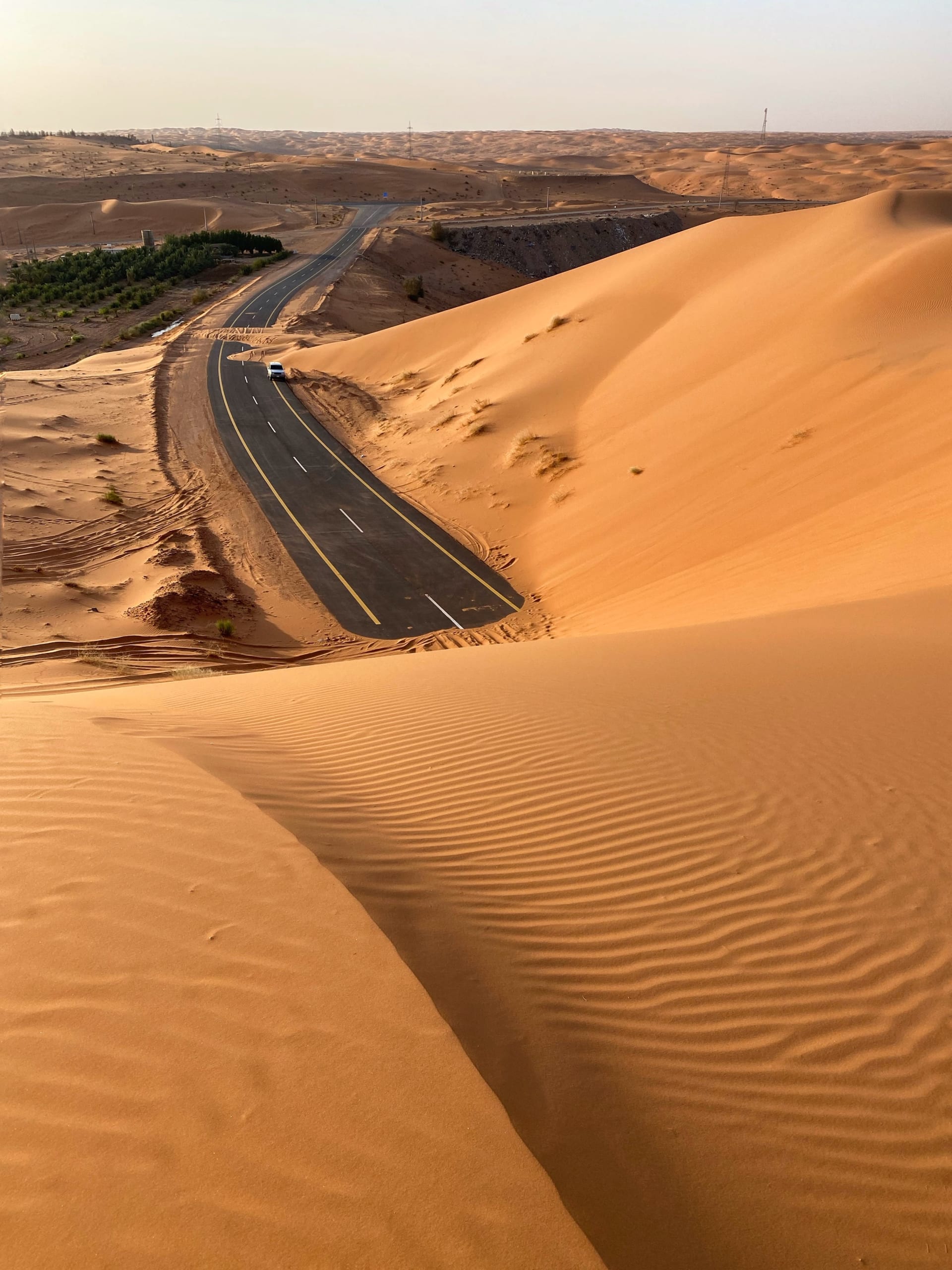 En Arabie Saoudite, un photographe documente une charmante promenade au bout d'une route recouverte de sable doré