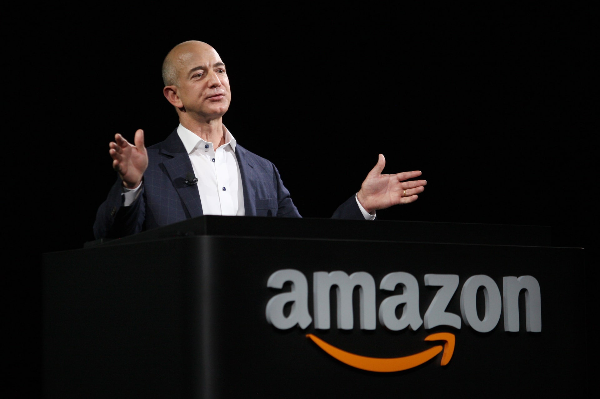Bezos and other billionaires warn of recession and 'next economic crisis' 224409