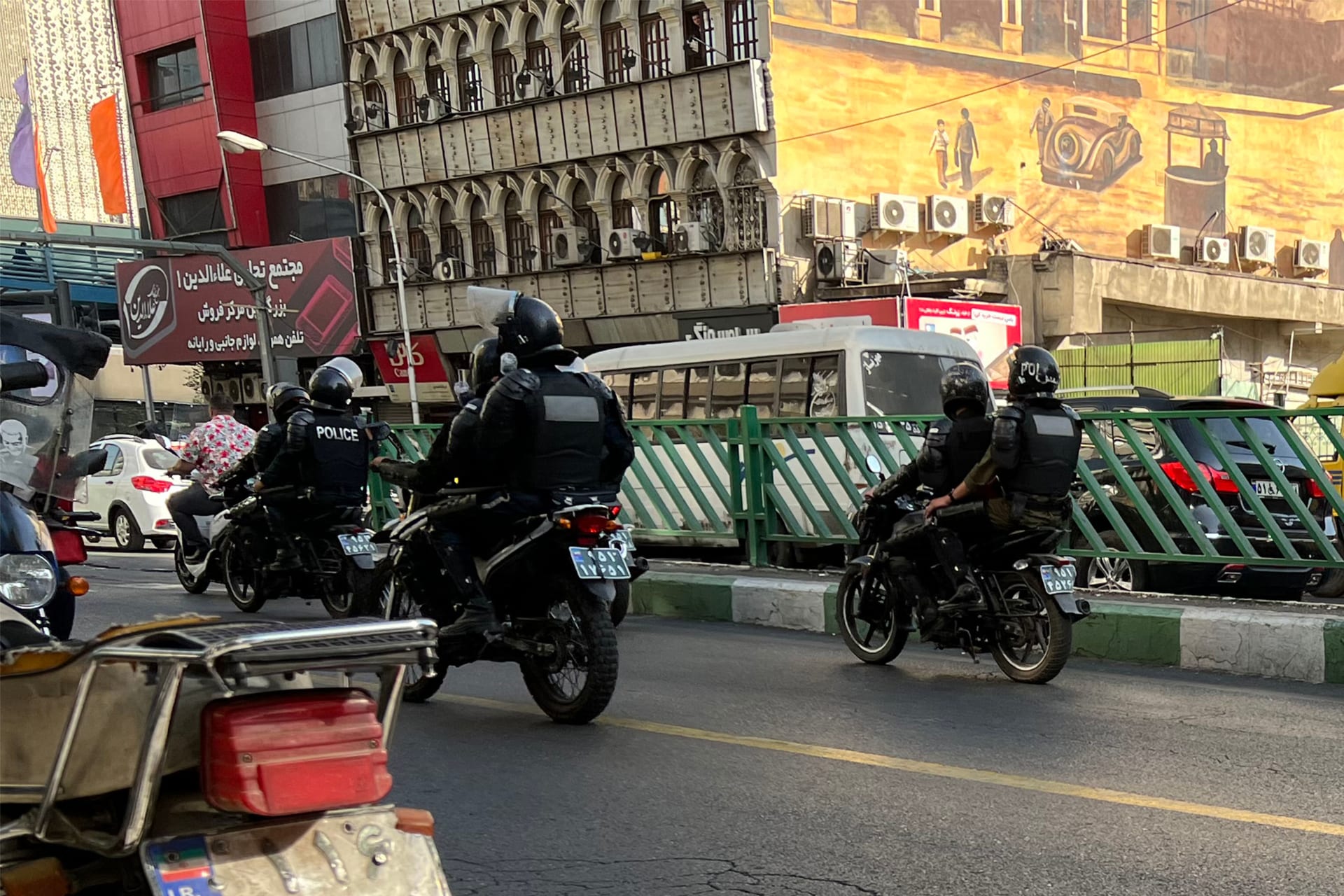 عناصر من الشرطة الإيرانية في طهران 