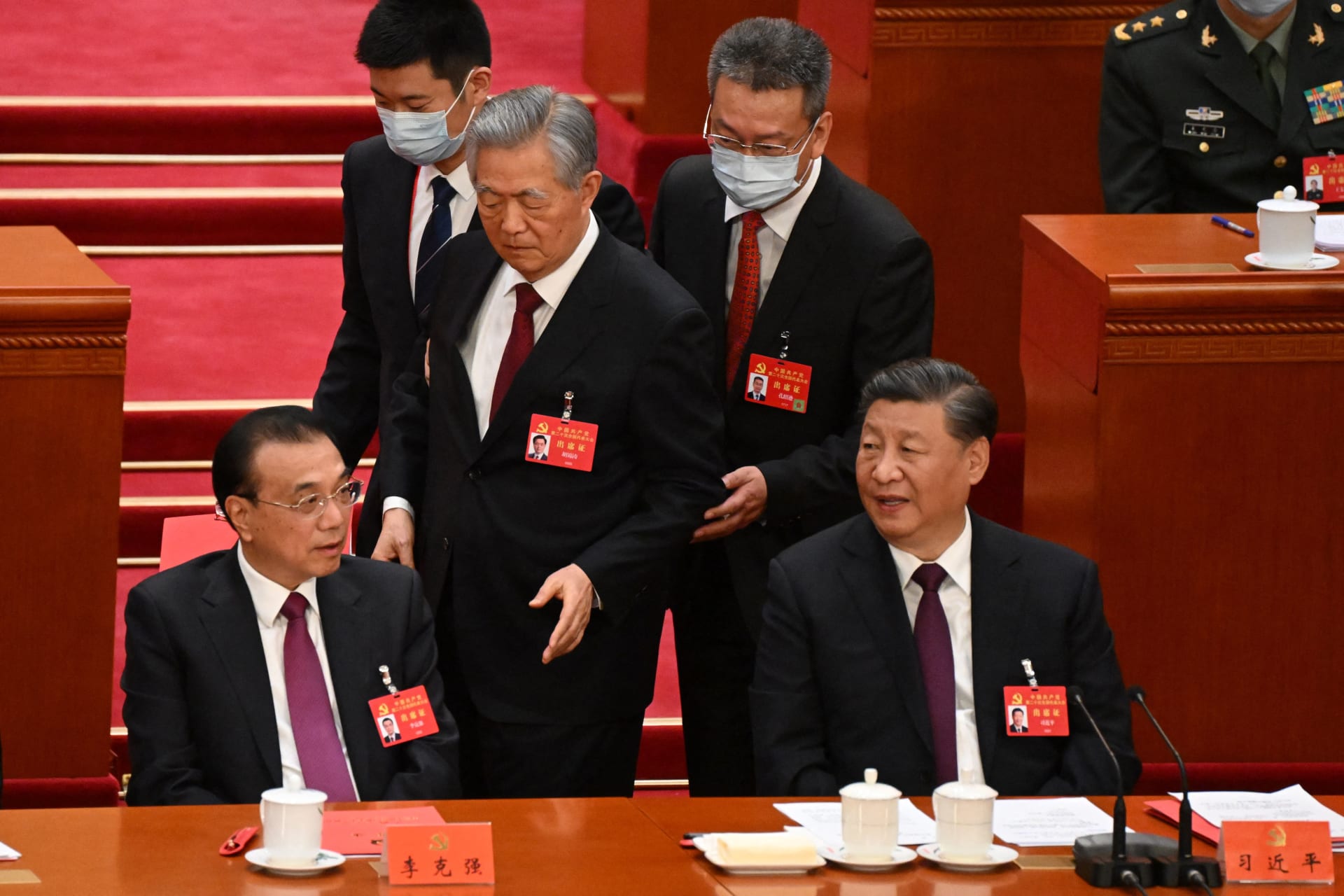 كان يجلس بجانب شي جين بينغ.. اقتياد رئيس الصين السابق إلى خارج قاعة اجتماع الحزب الشيوعي