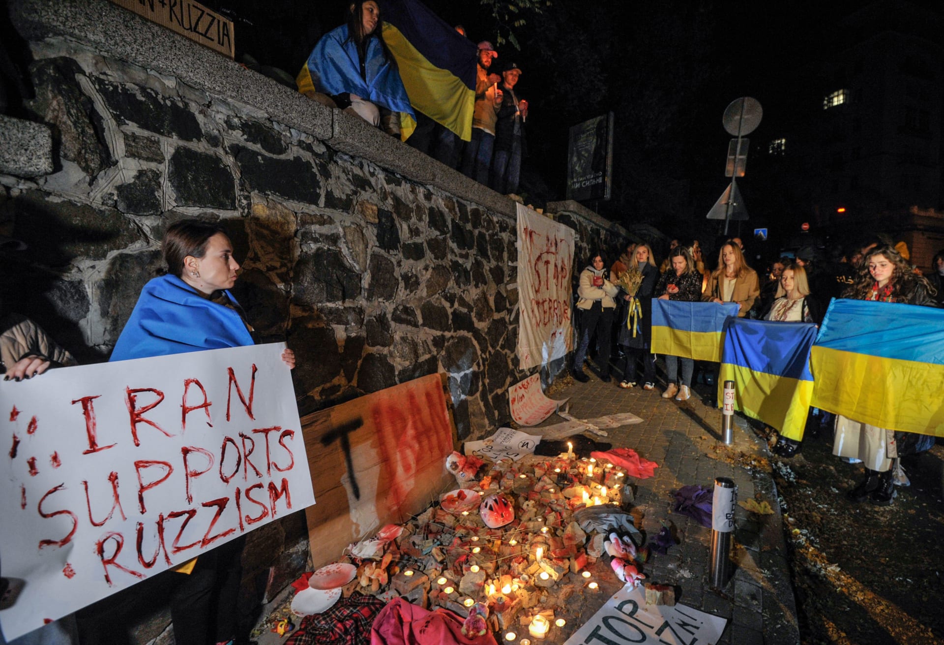 أوكرانيون يتظاهرون أمام السفارة الإيرانية في كييف ضد الدعم الإيراني لروسيا 