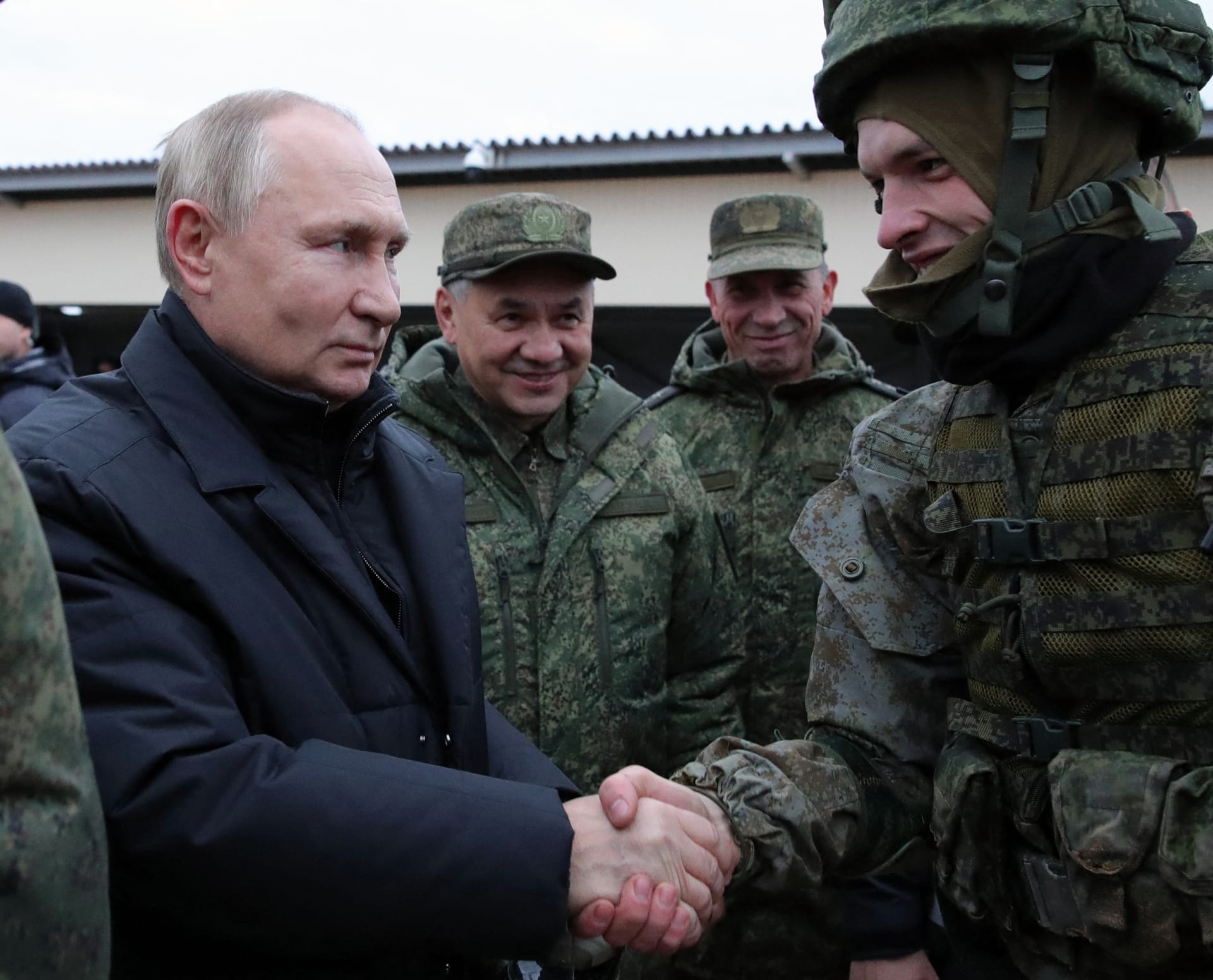 صورة ليوتين ووزير دفاعة بأحد المعسكرات التدريبية الروسية 