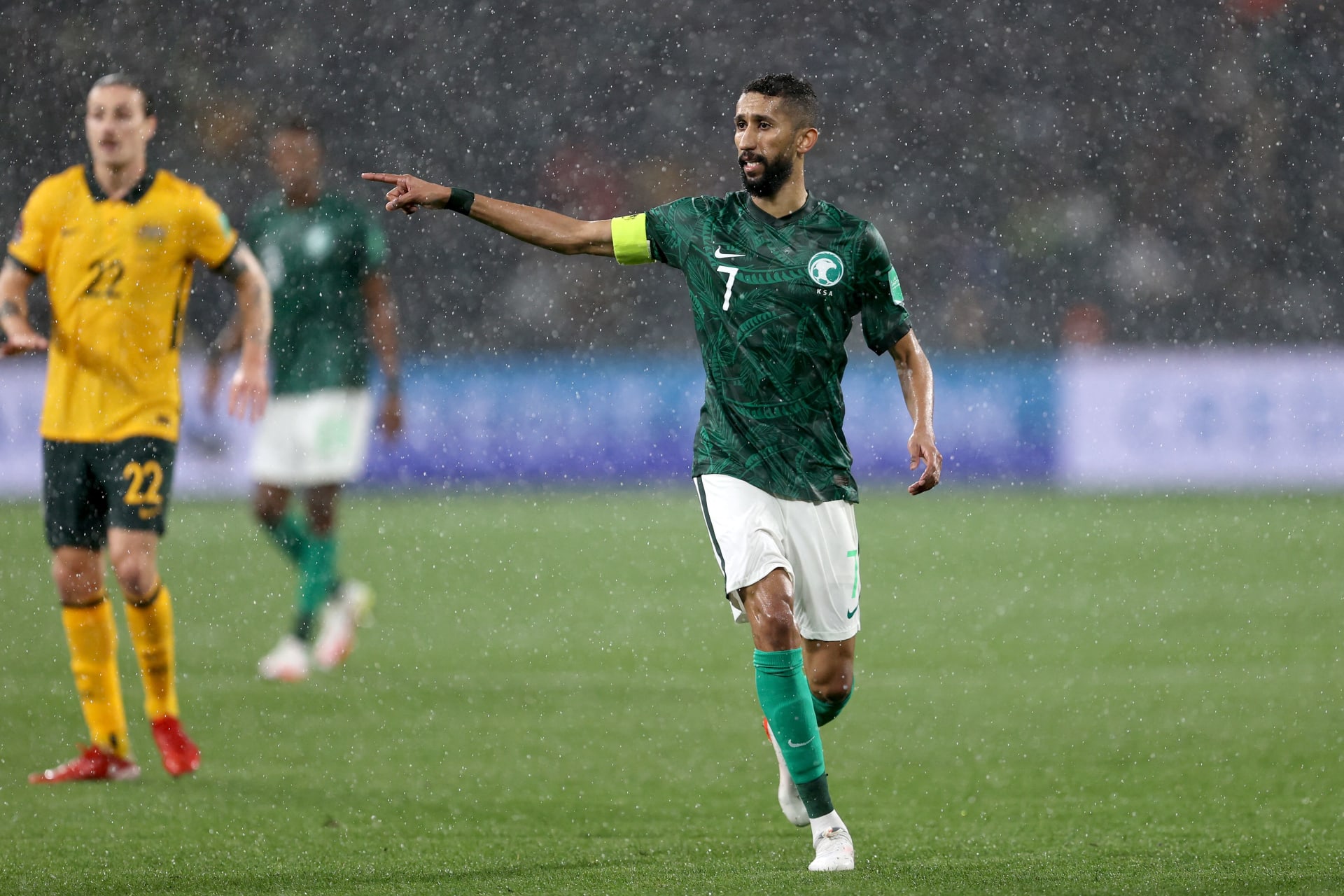 ردود فعل متباينة وقلق بسبب إصابة سلمان الفرج بعد فوز السعودية على آيسلندا