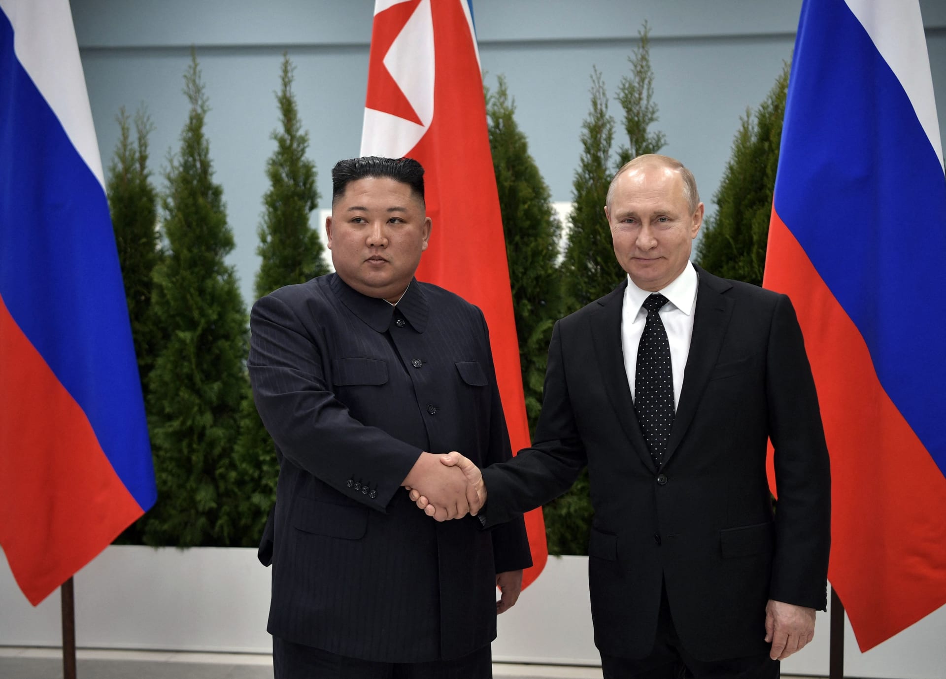 صورة أرشيفية للقاء سابق بين الرئيس الروسي فلاديمير بوتين والزعيم الكوري الشمالي كيم جونغ أون