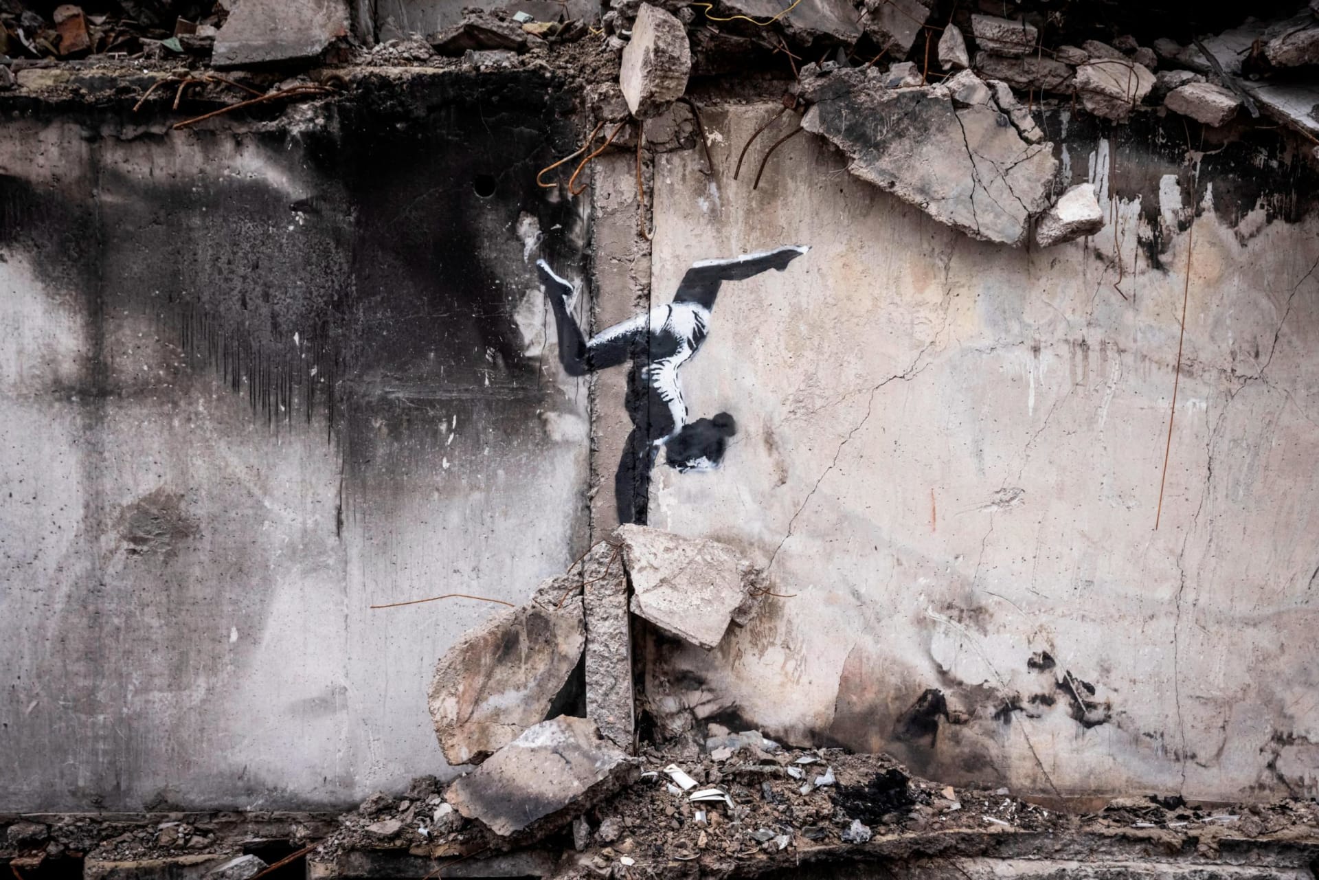 بانكسي يكشف عن جدارية بمدينة أوكرانية محررة من الغزو الروسي