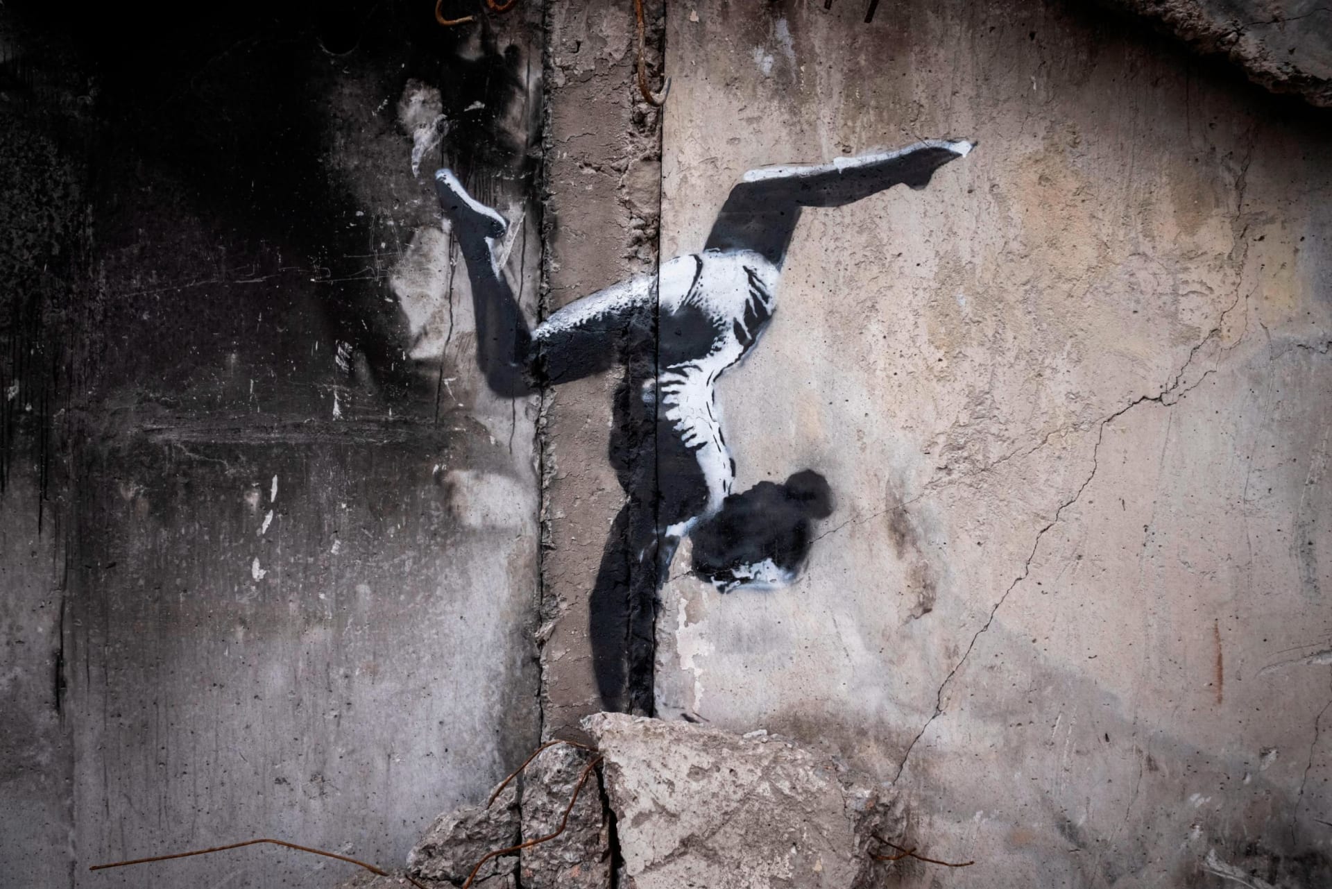 Banksy enthüllt ein Wandbild in einer ukrainischen Stadt, die von der russischen Invasion befreit wurde