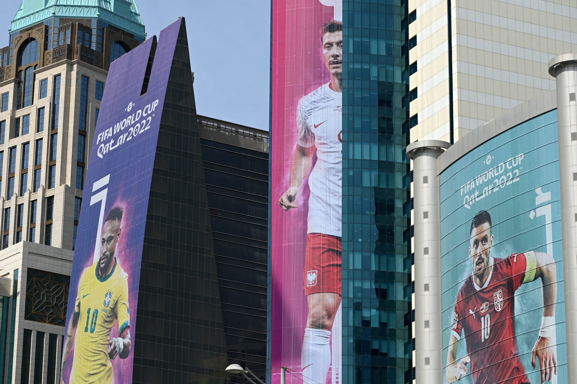 لوحات تحمل صور لاعبين مشاركين في مونديال قطر 