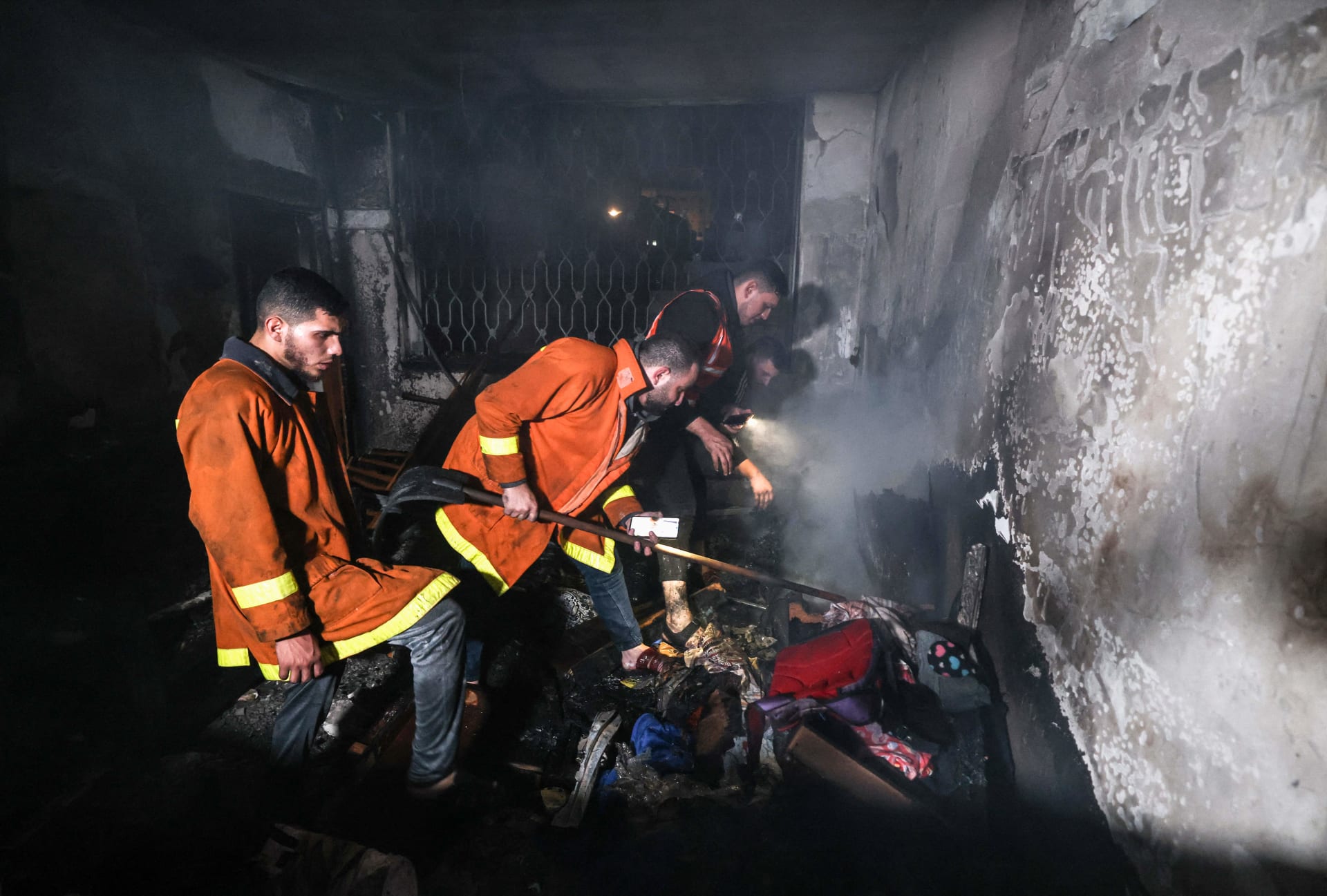 رجال إطفاء يطفئون حريقا اندلع  في مخيم جباليا للاجئين شمال قطاع غزة
