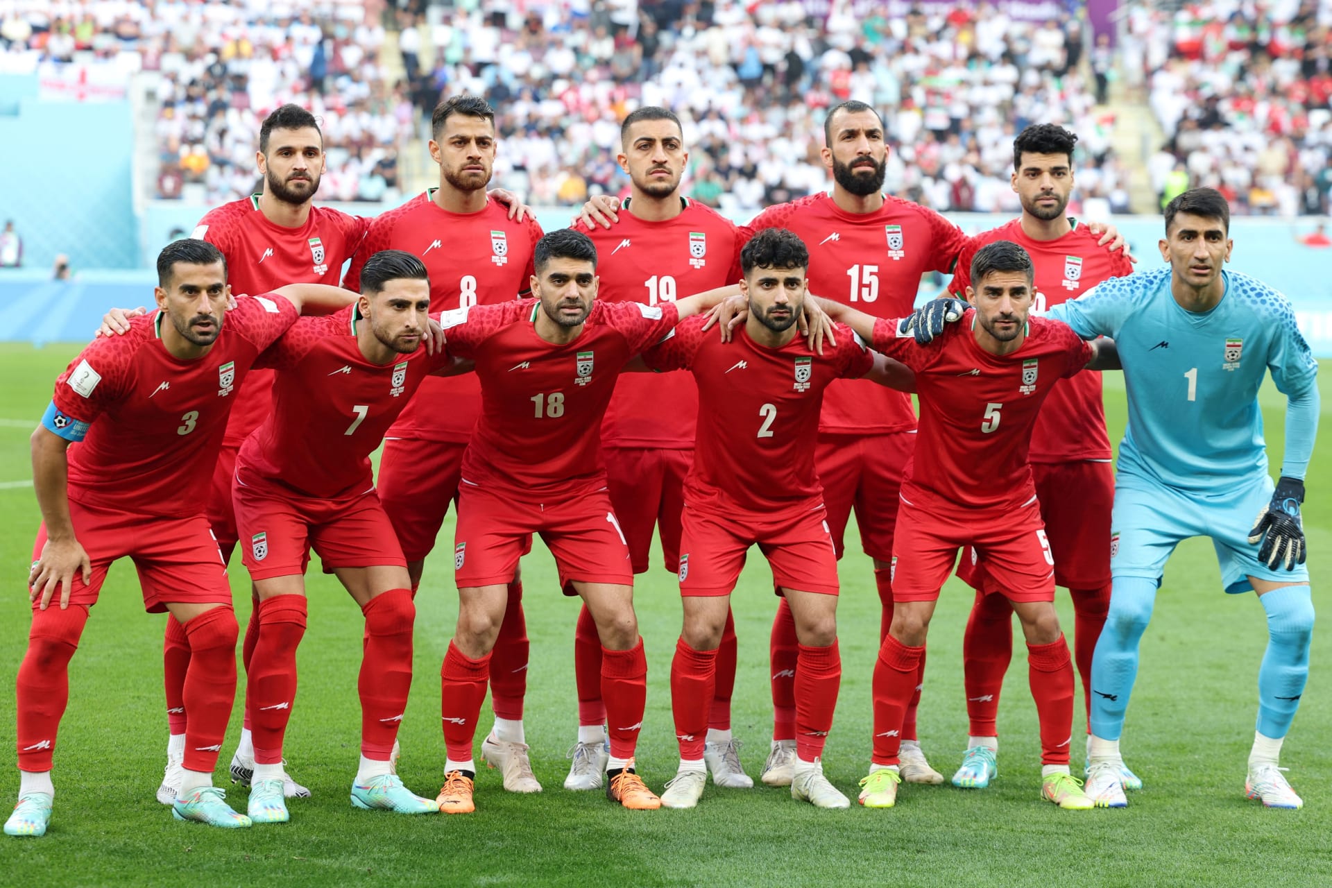 كأس العالم: لاعبو منتخب إيران يرفضون غناء النشيد الوطني.. ولافتات لدعم الاحتجاجات في المدرجات