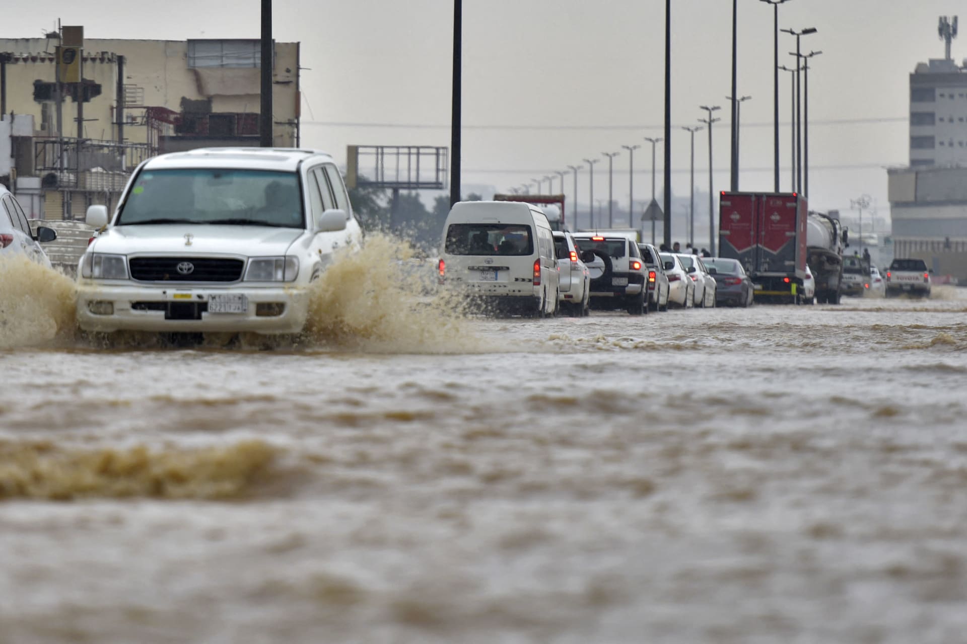 أمطار وسيول في السعودية.. والدفاع المدني يعلن تسجيل حالتي وفاة