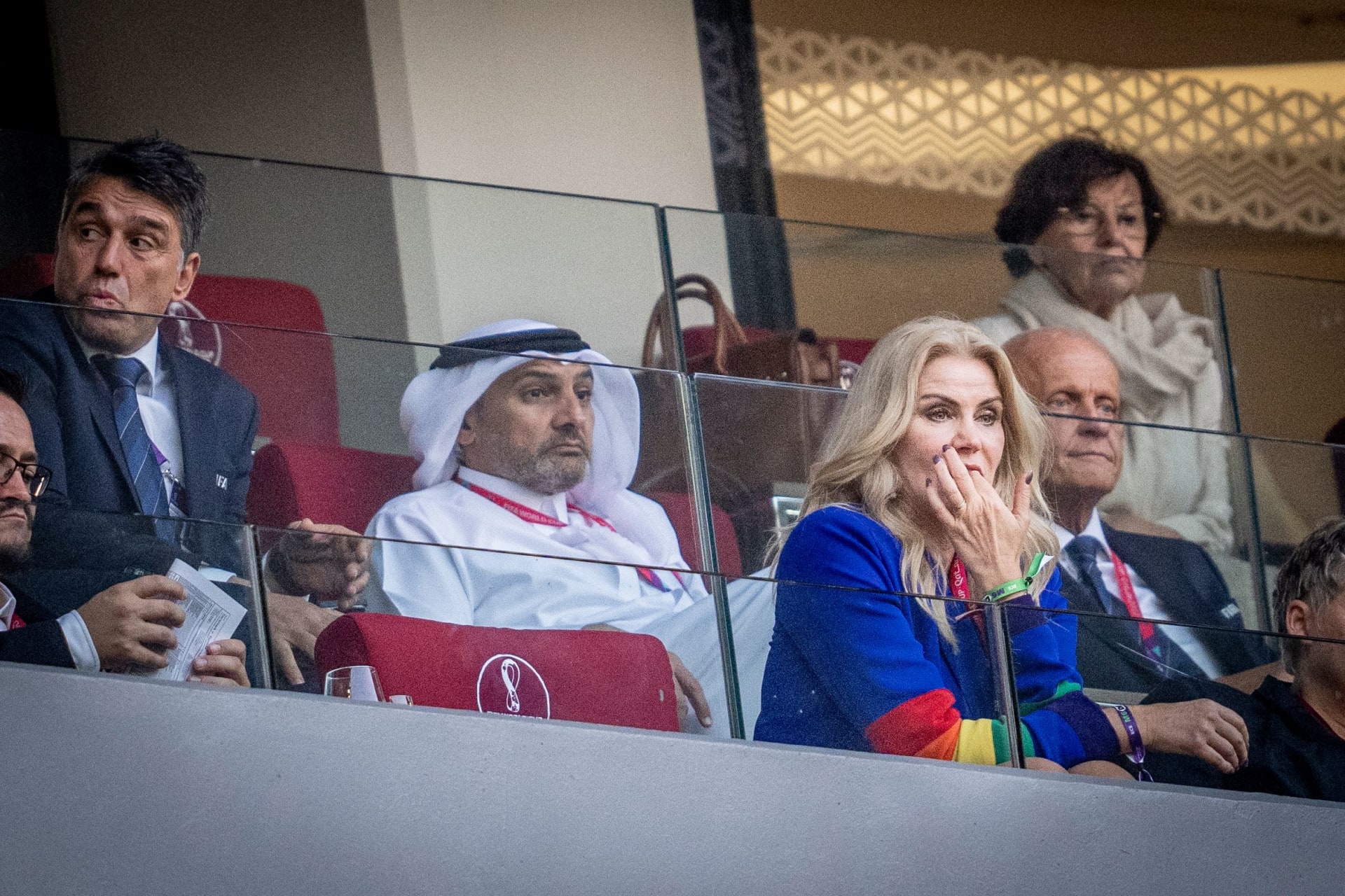 ترتدي رئيسة الوزراء الدنماركية السابقة هيلي ثورنينغ شميدت أكمام ملونة بألوان قوس قزح على ملابسها خلال مونديال قطر 2022