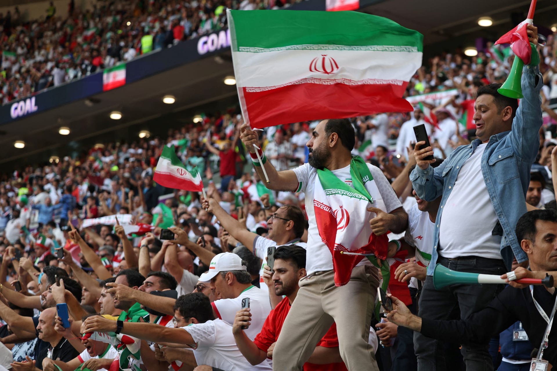 صورة تعبيرية لجانب من مشجعي المنتخب الإيراني 