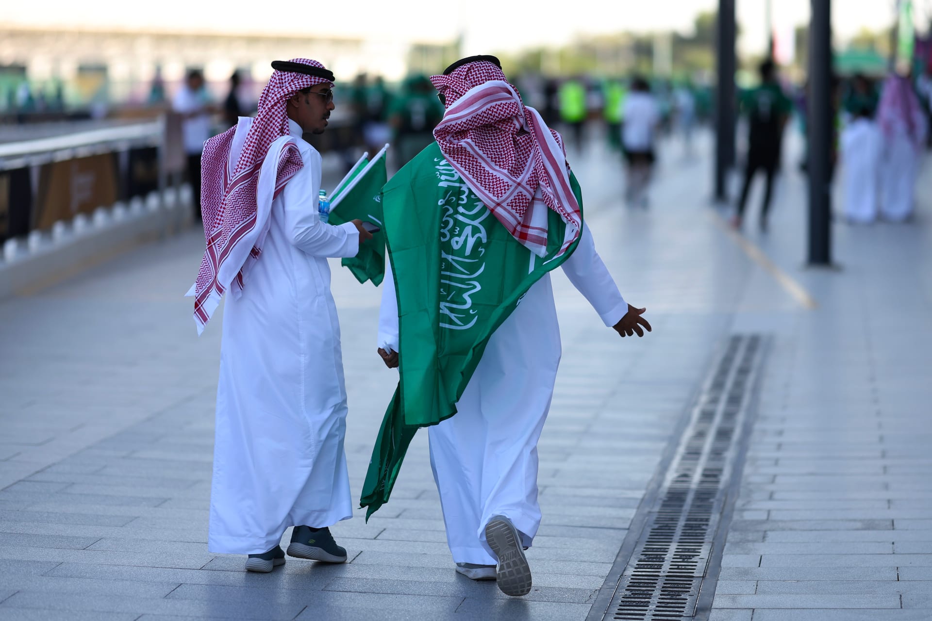 صورة تعبيرية لمشجعين سعوديين (المشجع ليس ذاته المذكور في التقرير)