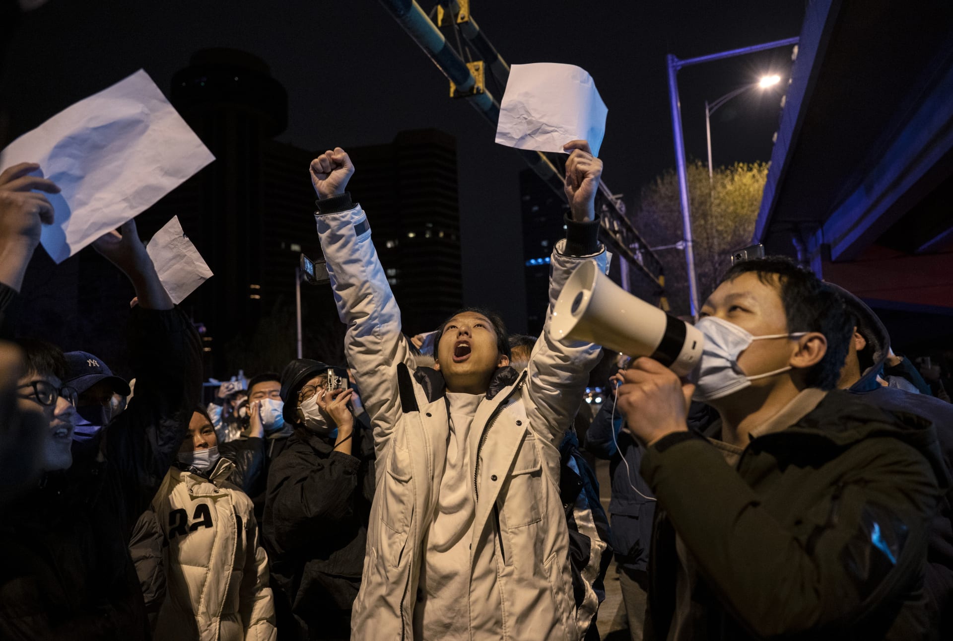 متظاهرون صينيون يطالبون بتنحي الرئيس شي جين بينغ في احتجاجات غير مسبوقة