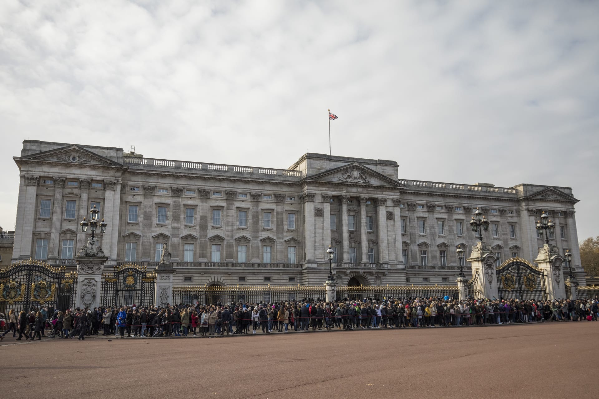 قصر باكنغهام يعلن استقالة أحد أفراد الأسرة بعد "تعليقات غير مقبولة" لامرأة بريطانية