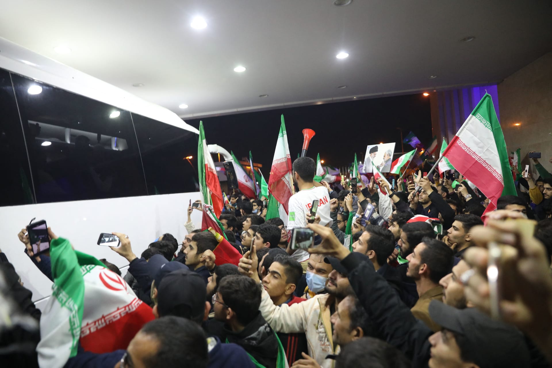 صور تظهر كيف استُقبل لاعبو منتخب إيران لدى عودتهم إلى طهران