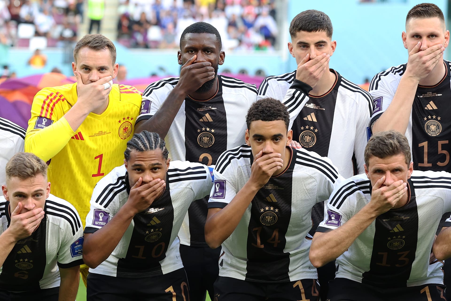 لاعبون من المنتخب األماني يغطون أفواههم في المونديال 